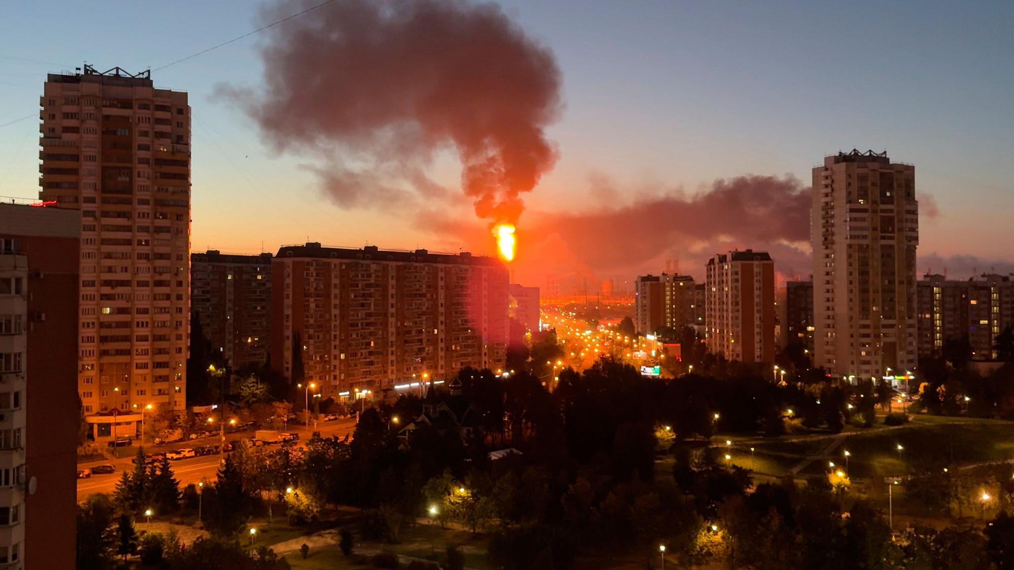 Nach einem ukrainischen Drohnenangriff sind Flammen und Rauch zu sehen, die aus der Moskauer Ölraffinerie im Südosten der Stadt aufsteigen.