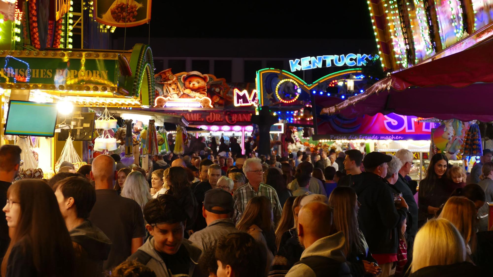 Bunte Kirmesbuden auf dem Marktplatz.