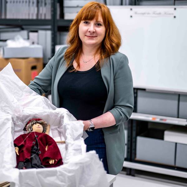 Das Bild zeigt Sabine Dünnwald, die eine Marionette in die Kamera hält.