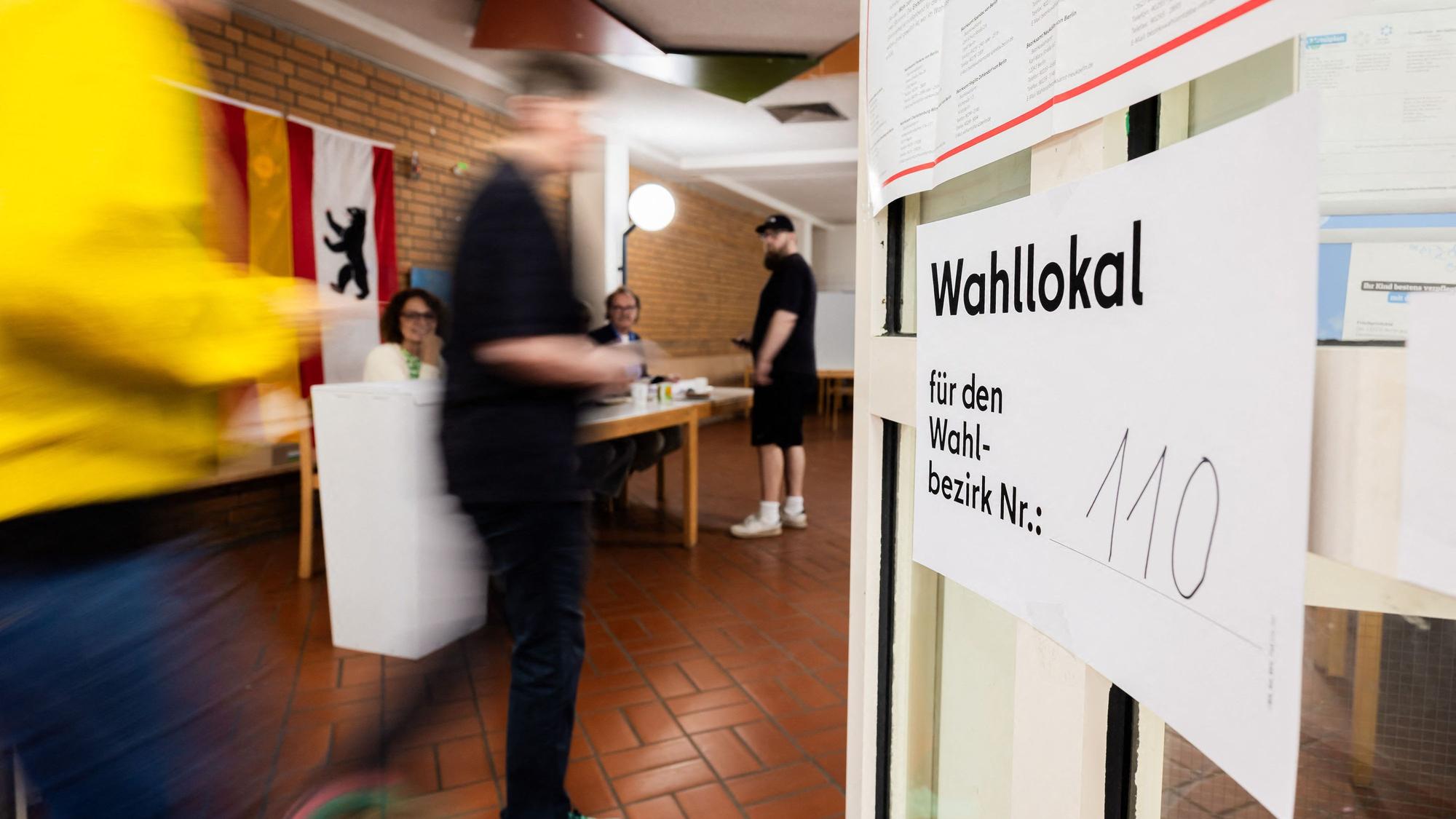 Menschen wählen im Wahllokal in der Werbellinsee-Grundschule in Tempelhof-Schöneberg.