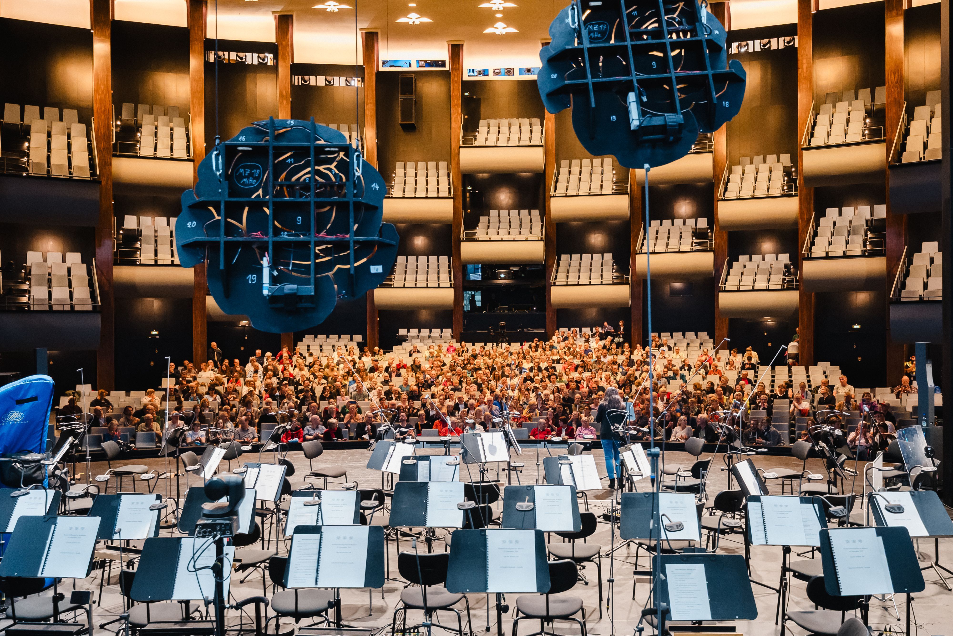 20260920, Köln: Kölner Oper und Schauspiel: Eröffnungsfest bei freiem Eintritt vor und in der Oper. Reportage über die Führung durch das Gebäude. Foto Costa Belibasakis