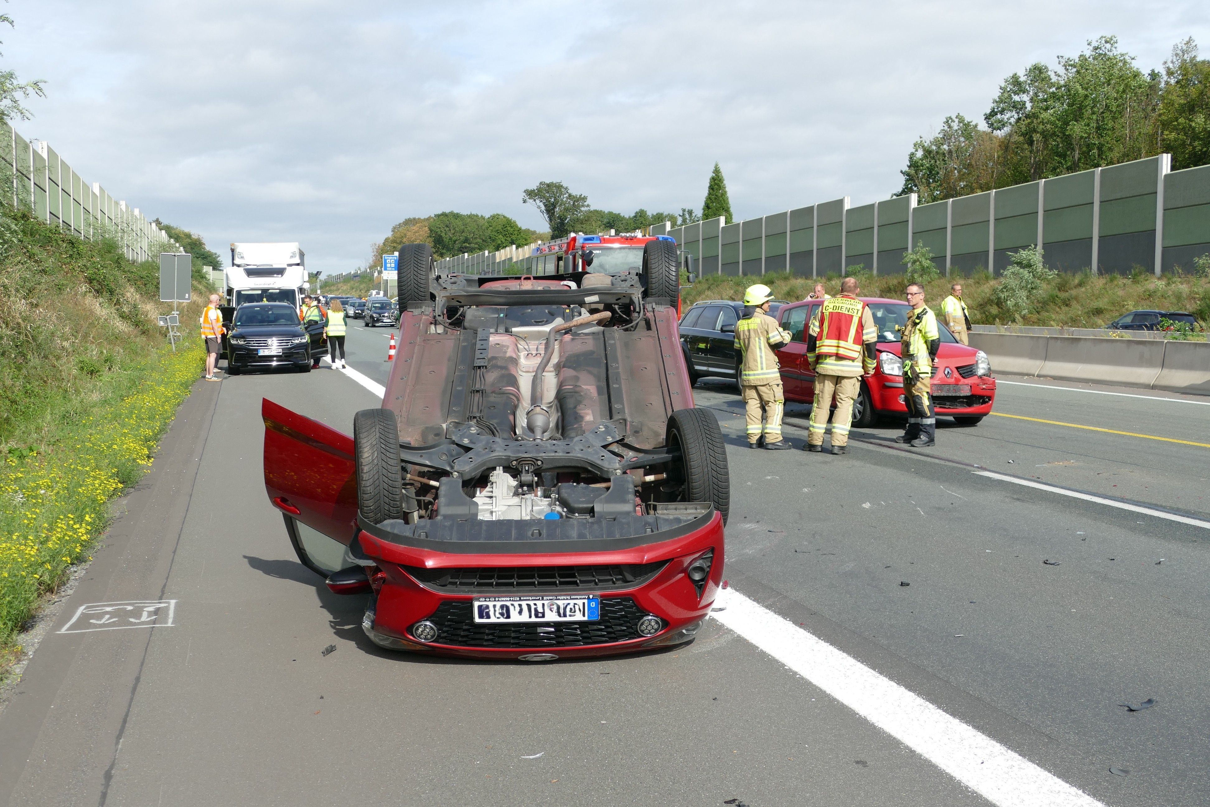 Eines der Autos blieb nach dem Unfall auf dem Dach liegen.