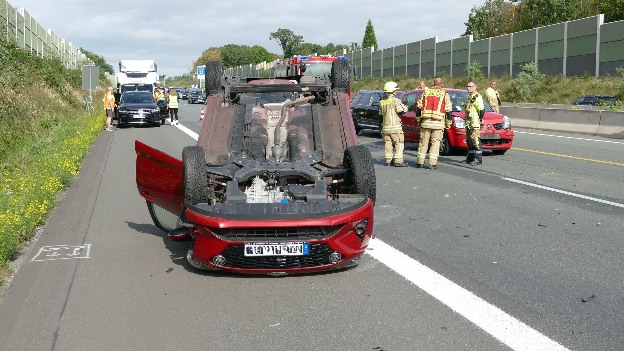 Eines der Autos blieb nach dem Unfall auf dem Dach liegen.