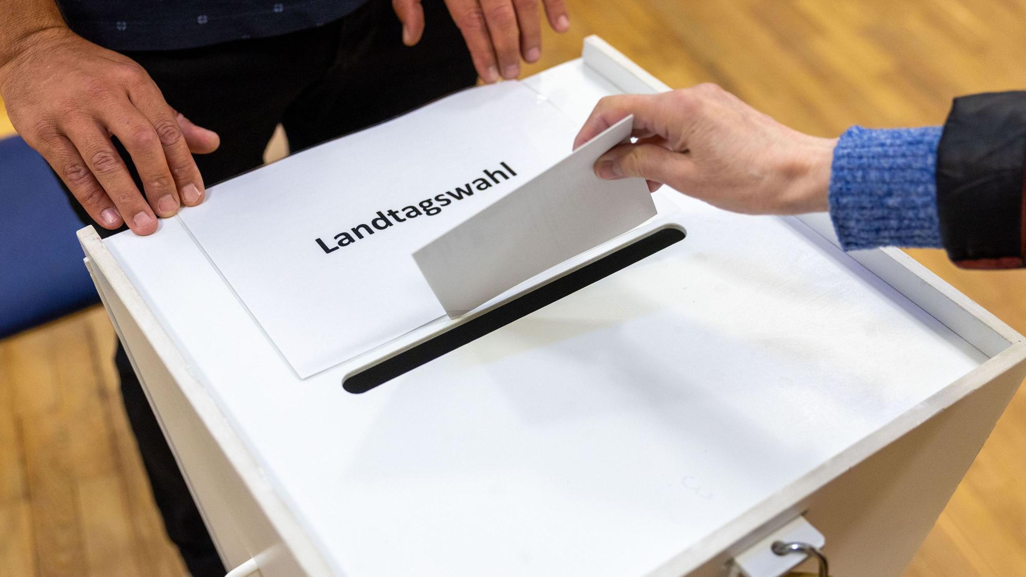 20.09.2026, Mecklenburg-Vorpommern, Schwerin: Eine Wählerin steckt ihren Stimmzettel für die Landtagswahl in Mecklenburg-Vorpommern in die Wahlurne. Die Landtagswahl in Mecklenburg-Vorpommern findet am 20.09.2026 statt. (zu dpa: «Wahl in MV: Höhere Wahlbeteiligung als 2021 zeichnet sich ab») Foto: Jens Büttner/dpa +++ dpa-Bildfunk +++