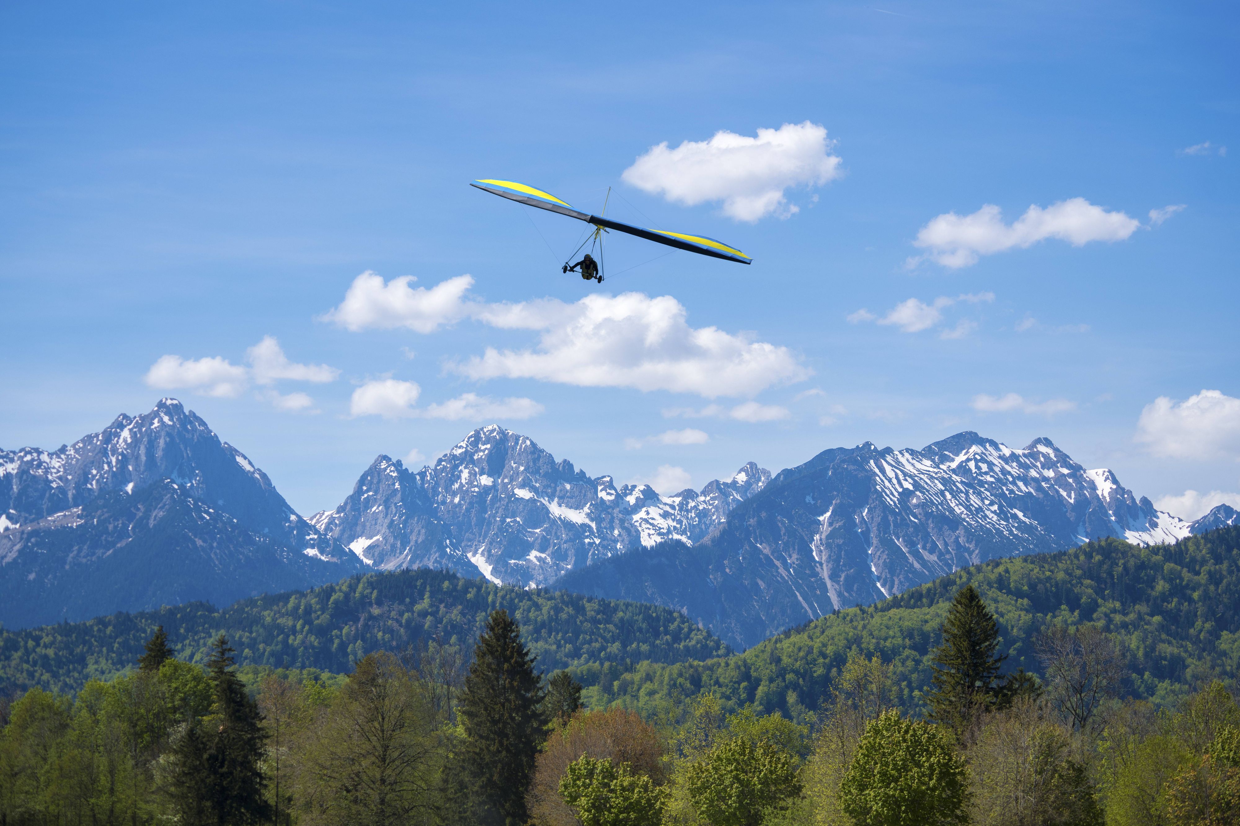 Ein Drachenflieger schwebt über einer beeindruckenden Berglandschaft (Symbolbild). In Grenoble kamen zwei Menschen ums Leben.