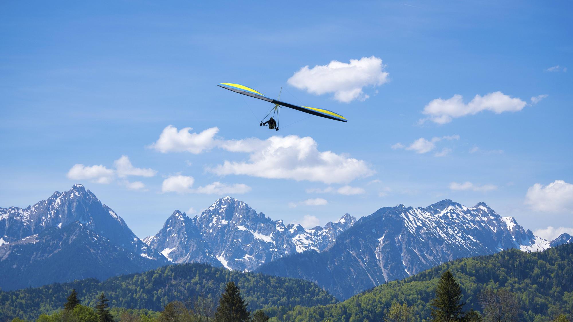 Ein Drachenflieger schwebt über einer beeindruckenden Berglandschaft (Symbolbild). In Grenoble kamen zwei Menschen ums Leben.