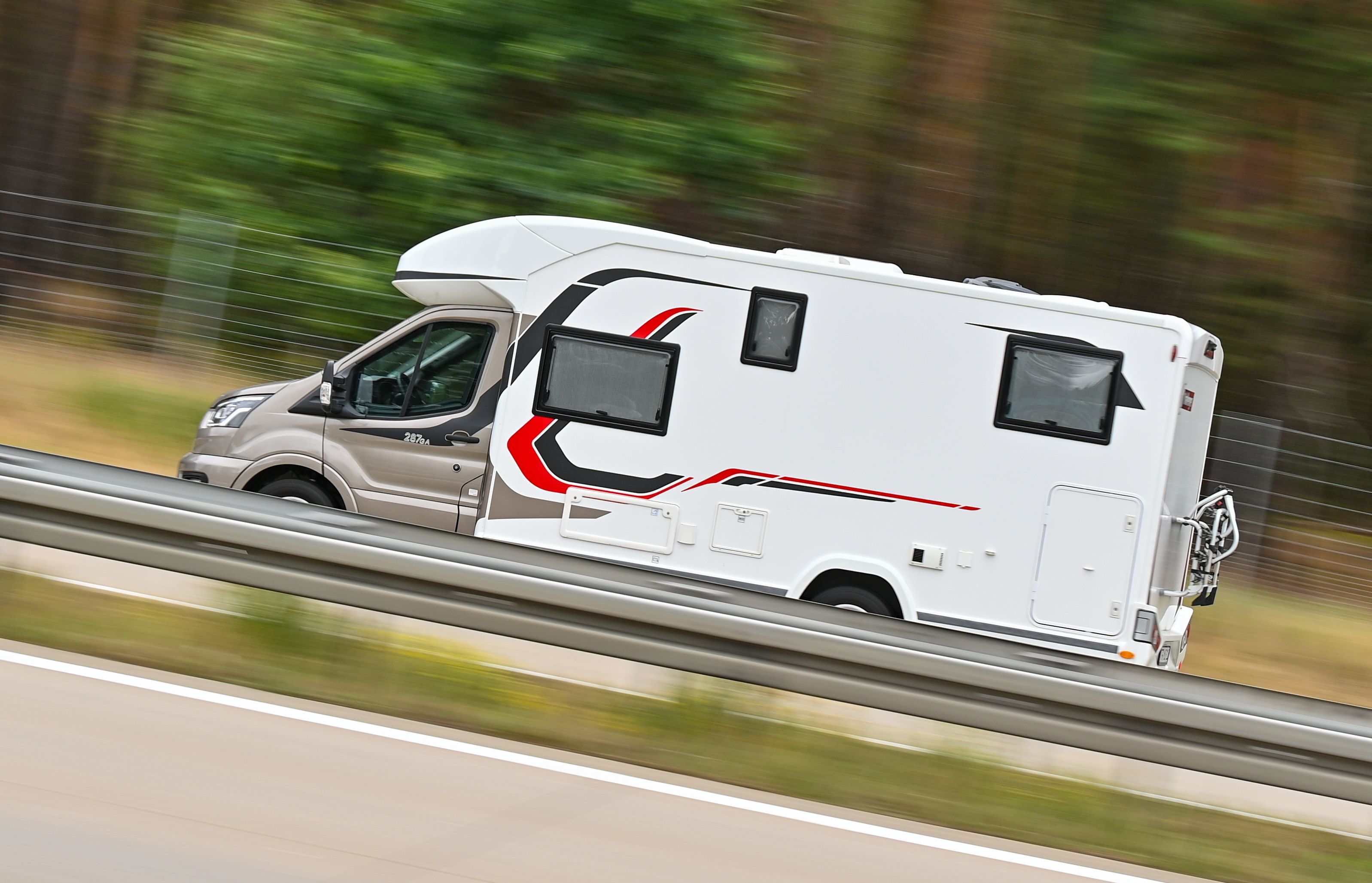 Zu sehen ist ein Symbolbild von einem Wohnmobil in Fahrt.