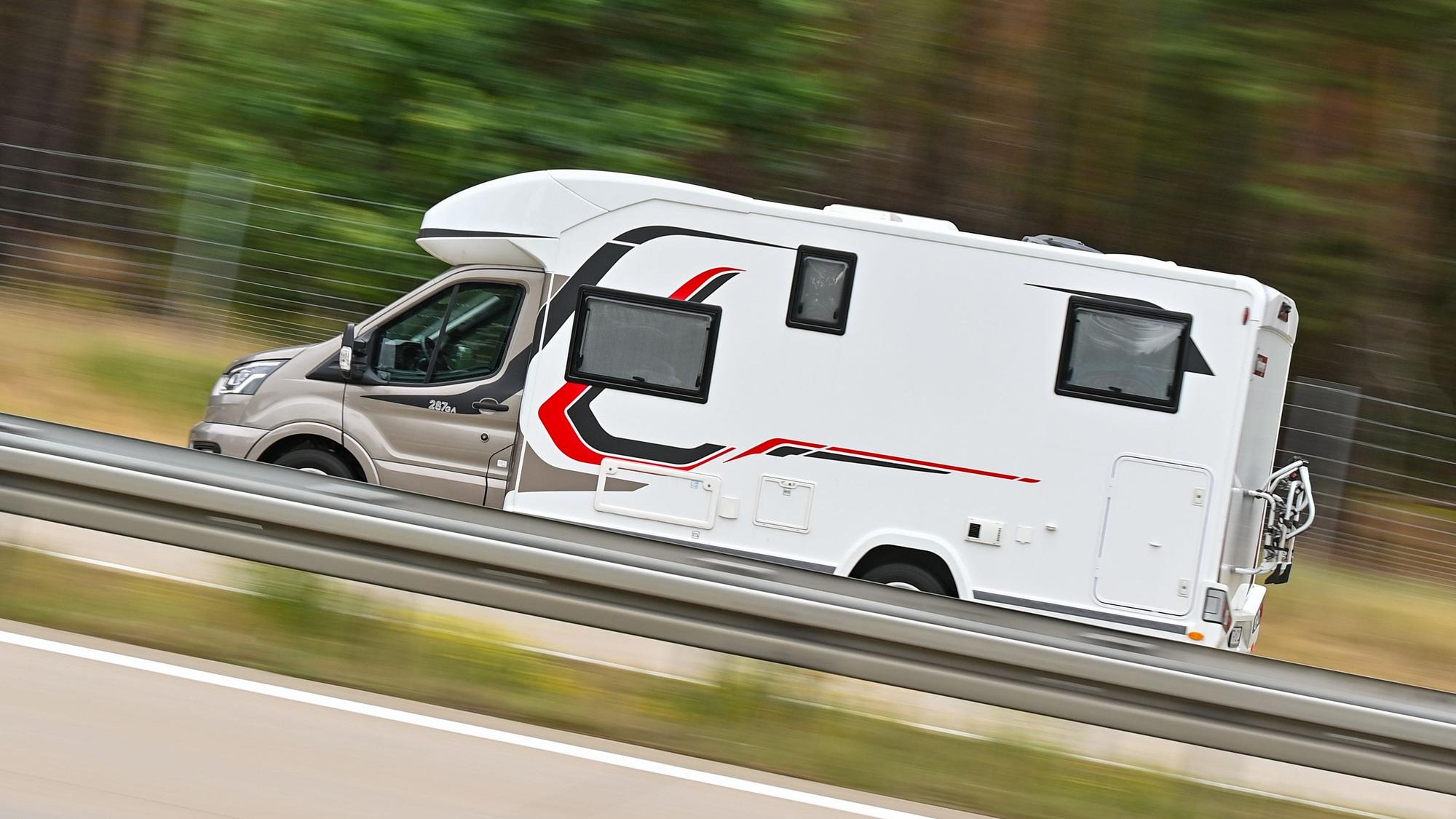 Zu sehen ist ein Symbolbild von einem Wohnmobil in Fahrt.