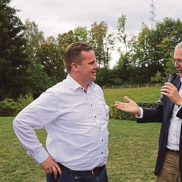 Im August 2019 traf Andreas Stolze den Europa-Abgeordneten Axel Voss. Da war sein Gewicht schon zweistellig aber noch mit Bauch.