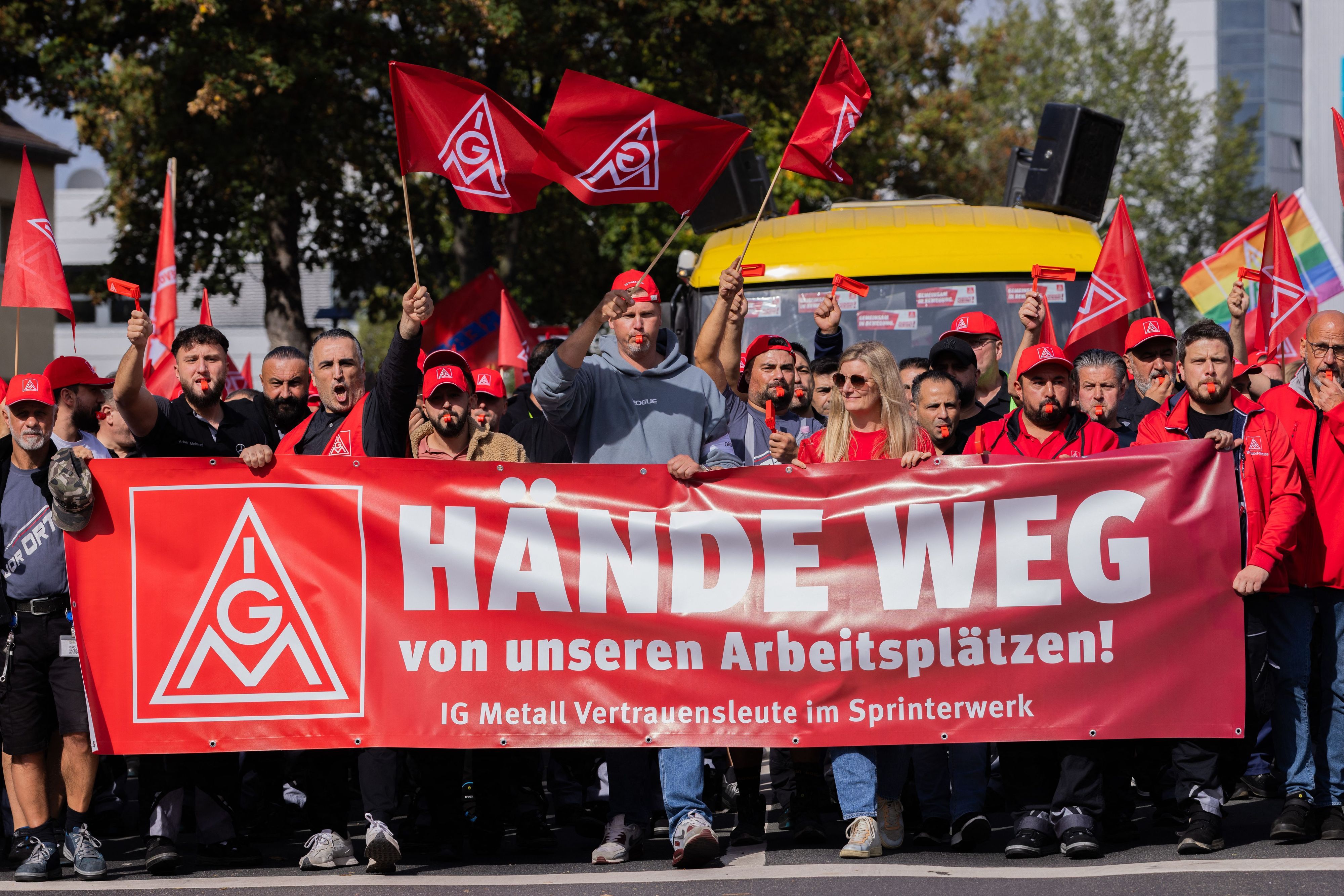 Düsseldorf: Beschäftigte nehmen an einer Demonstration im Rahmen des bundesweiten Automobil-Aktionstags der IG Metall vor dem Mercedes-Benz Sprinterwerk teil.