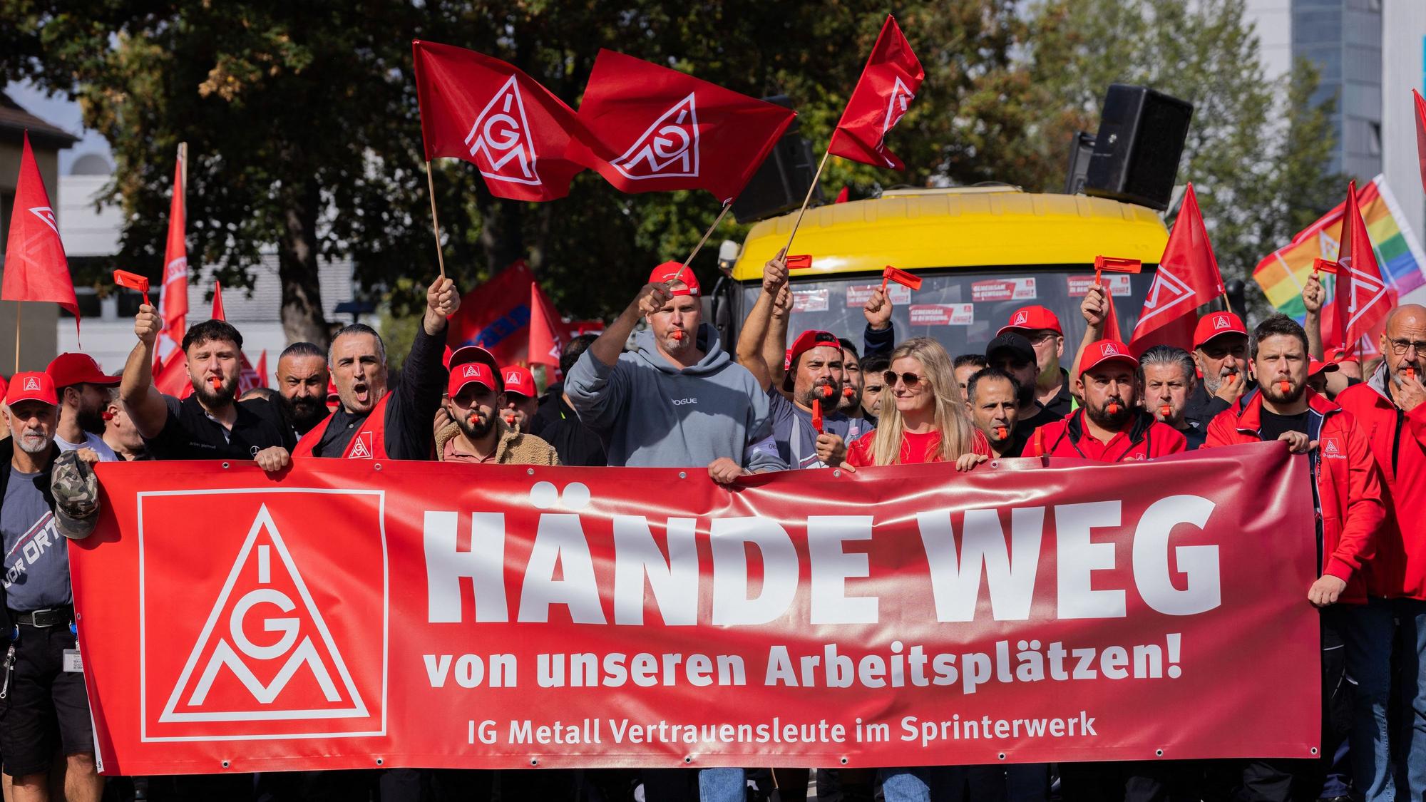Düsseldorf: Beschäftigte nehmen an einer Demonstration im Rahmen des bundesweiten Automobil-Aktionstags der IG Metall vor dem Mercedes-Benz Sprinterwerk teil.