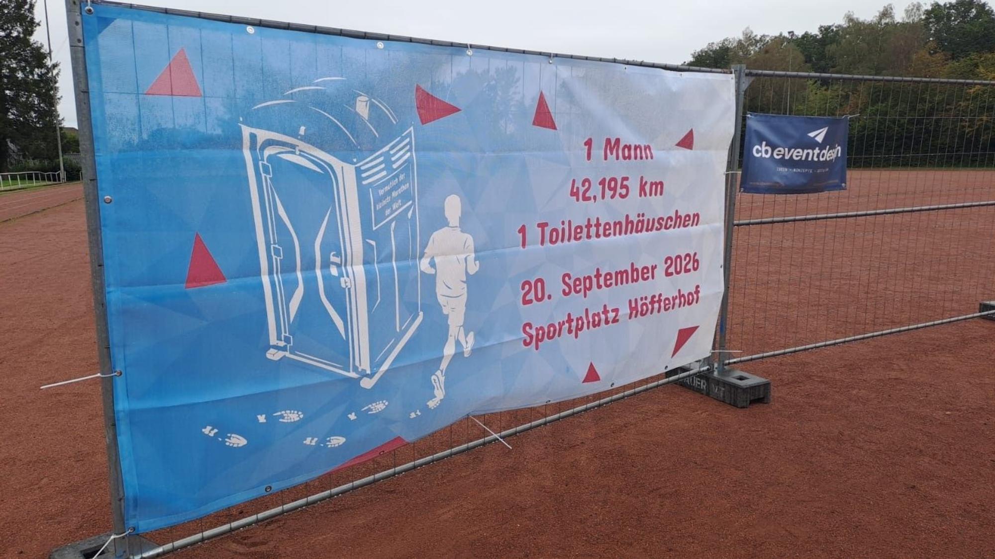 Ein Plakat auf dem Sportplatz wies auf die Aktion hin.