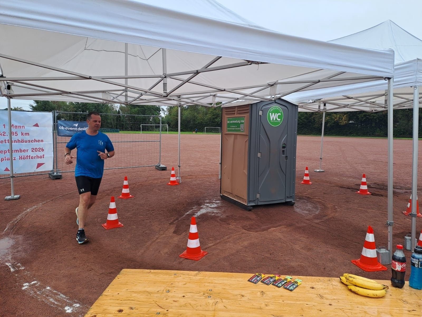 Auf dem Sportplatz Höfferhof in Neunkirchen-Seelscheid absolvierte Andreas Stolze die komplette Marathondistanz von 42,195 Kilometern auf einer nur rund 17 Meter langen Runde um ein Toilettenhäuschen. Insgesamt waren dafür 2.483 Runden notwendig.