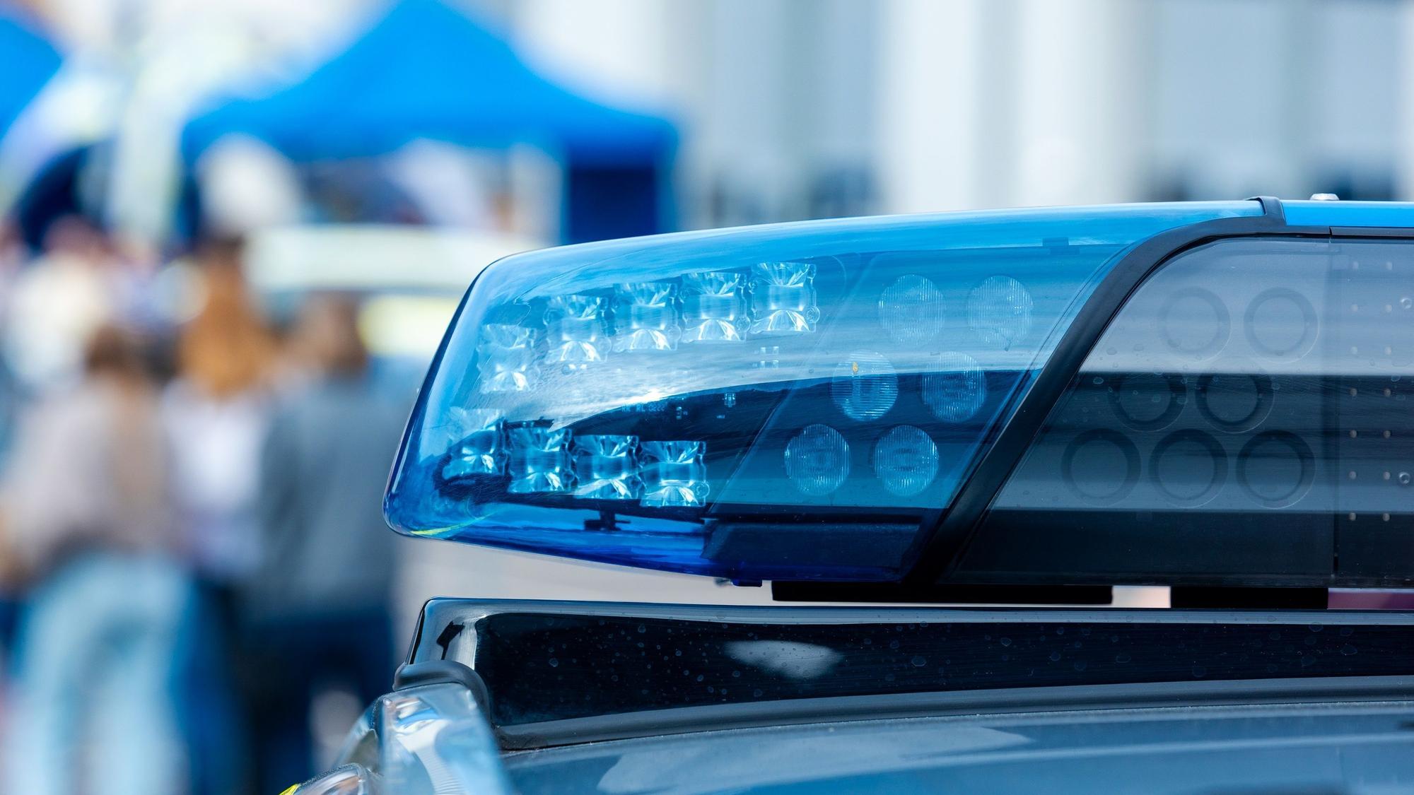 Ein unbeleuchteter Blaulichtbalken auf einem Streifenwagen der Polizei