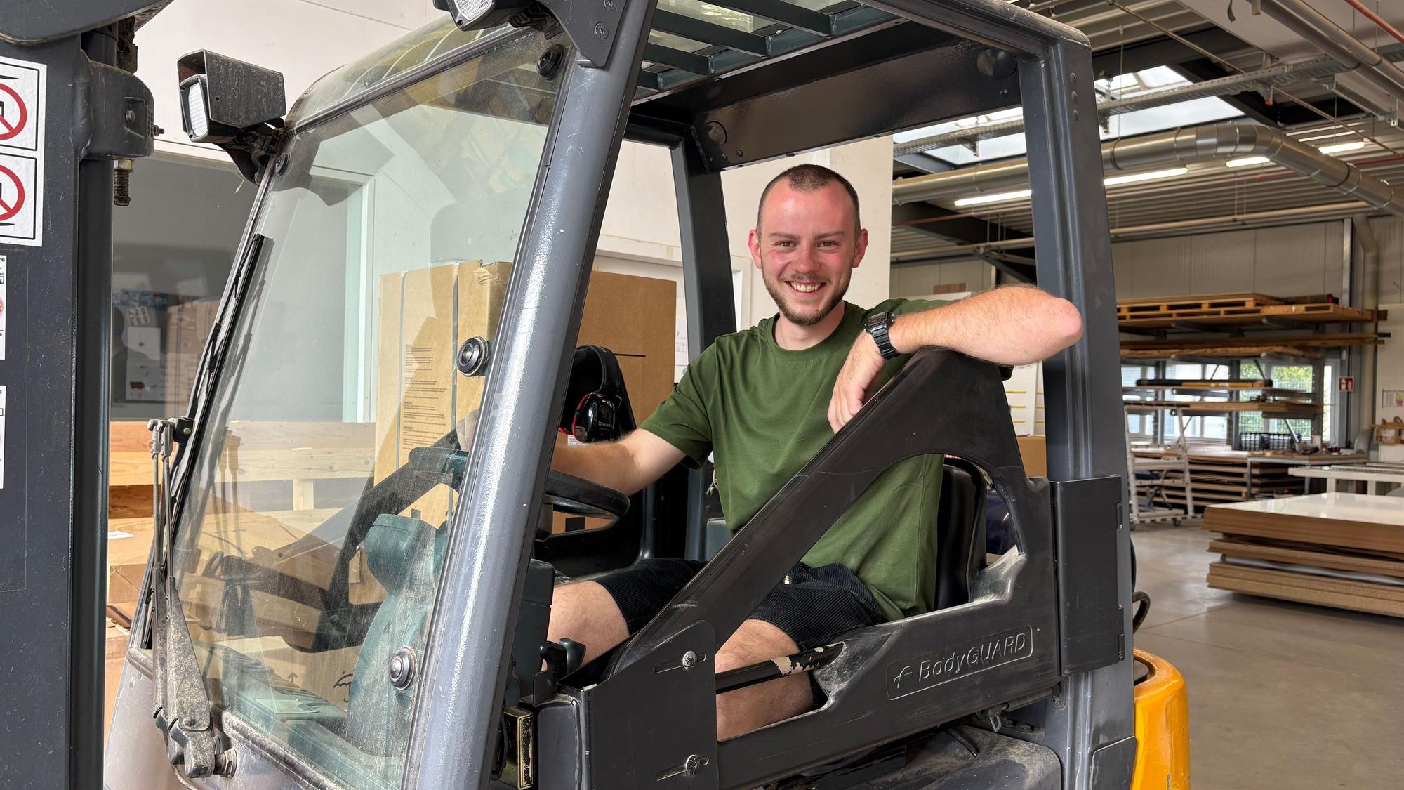 Louis hat Maschinen und Werkzeug schon immer geliebt: Den Gabelstapler-Führerschein hat er letztes Jahr gemacht.
