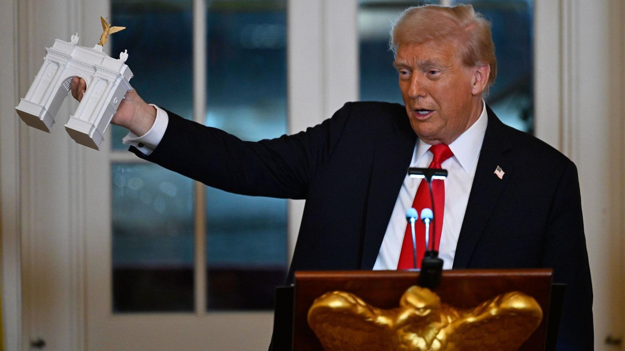 US-Präsident Trump präsentiert Modell eines Triumphbogens