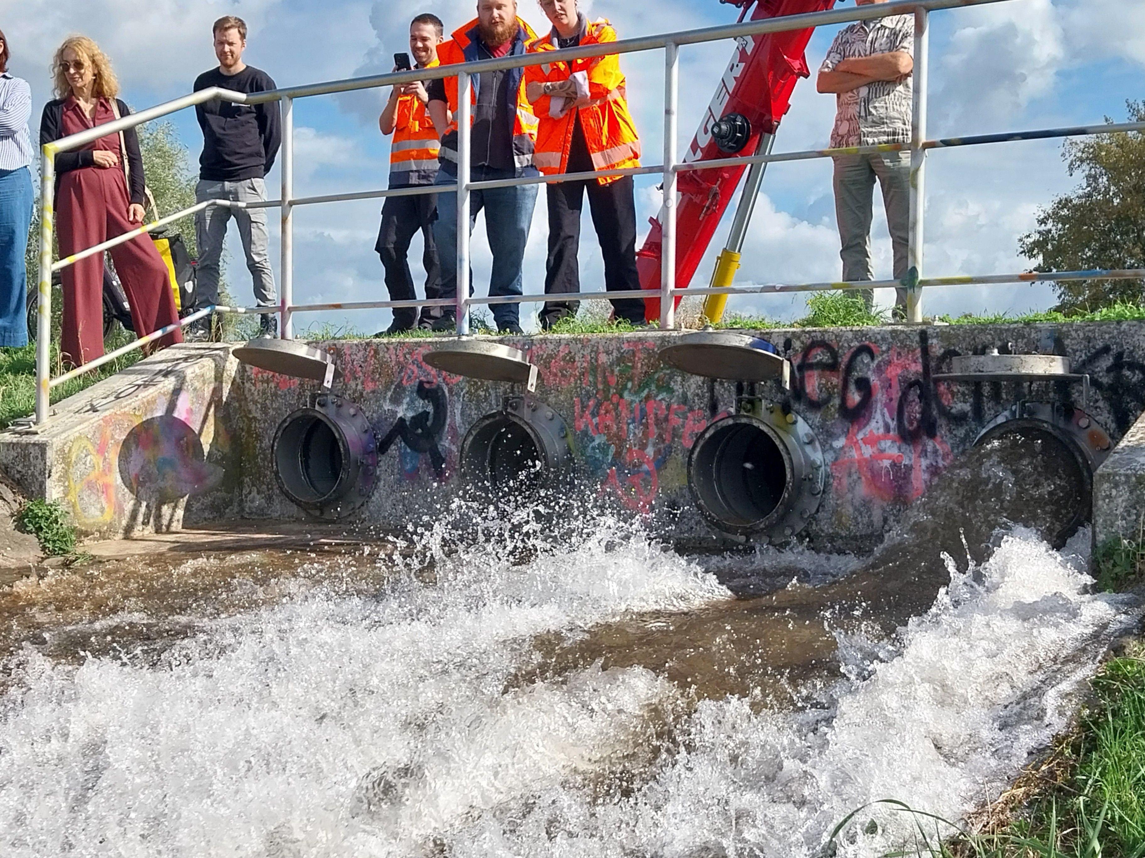 Wasser kann von außerhalb des Damms in den Polder gepumpt werden.