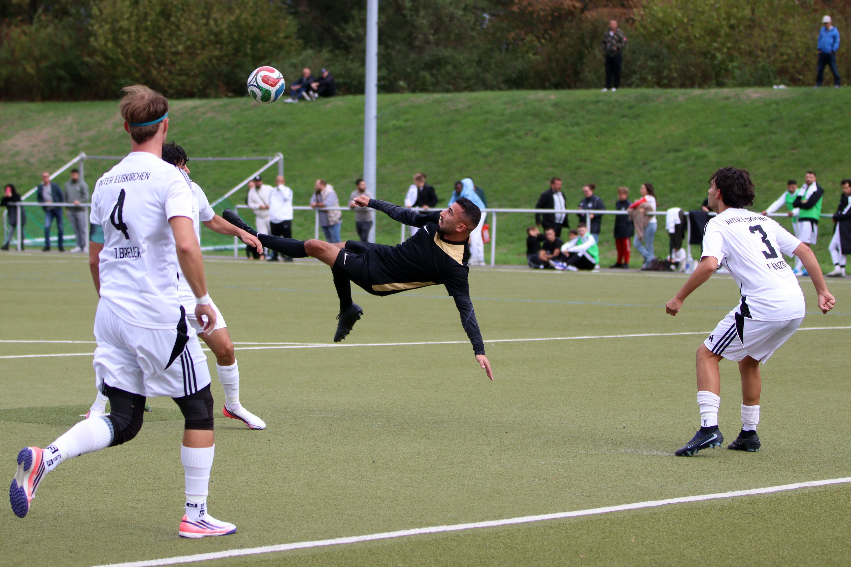 Das Bild zeigt eine Szene aus dem Spiel, bei der ein Spieler waagerecht in der Luft zu hängen scheint.