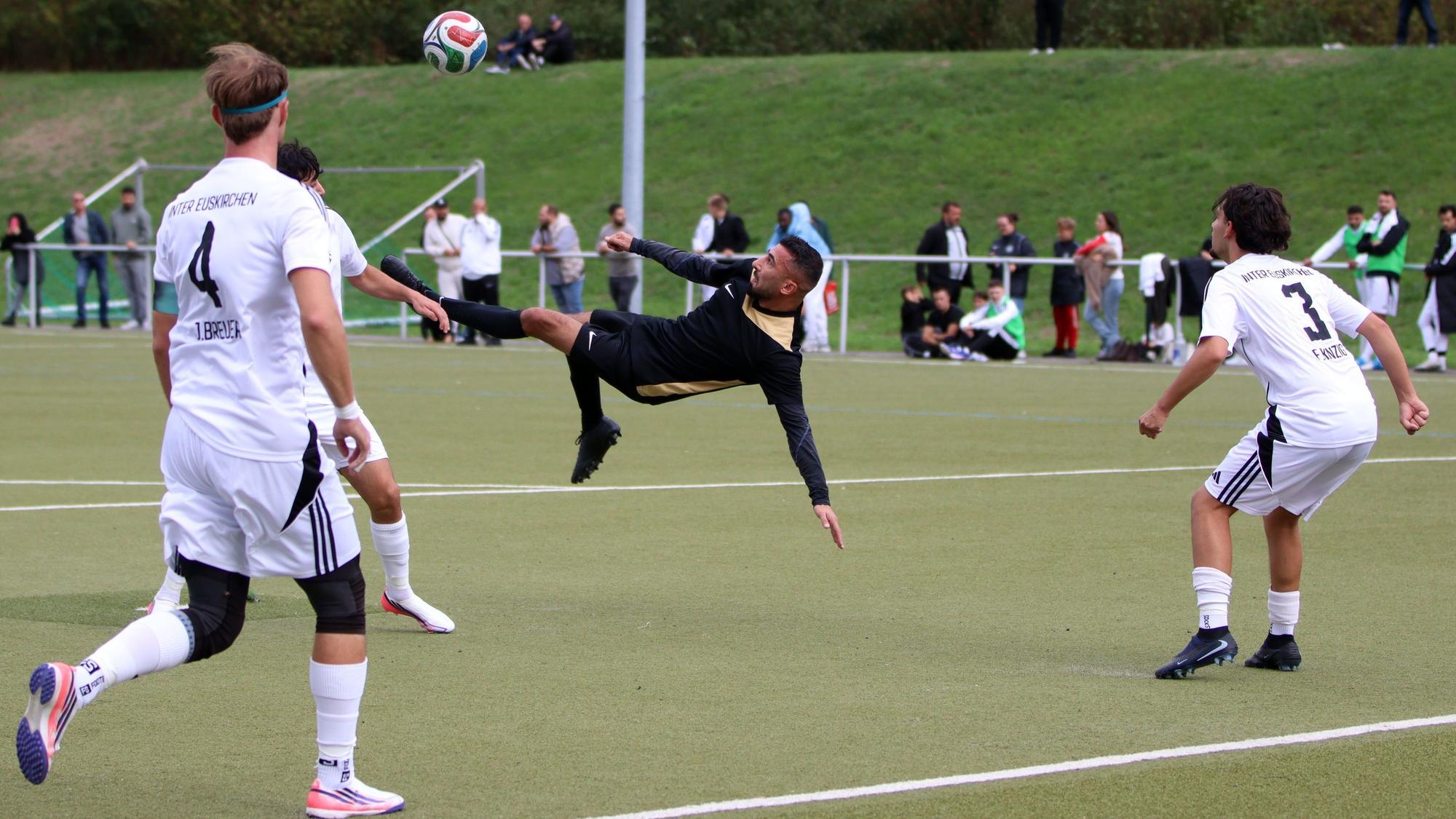 Das Bild zeigt eine Szene aus dem Spiel, bei der ein Spieler waagerecht in der Luft zu hängen scheint.