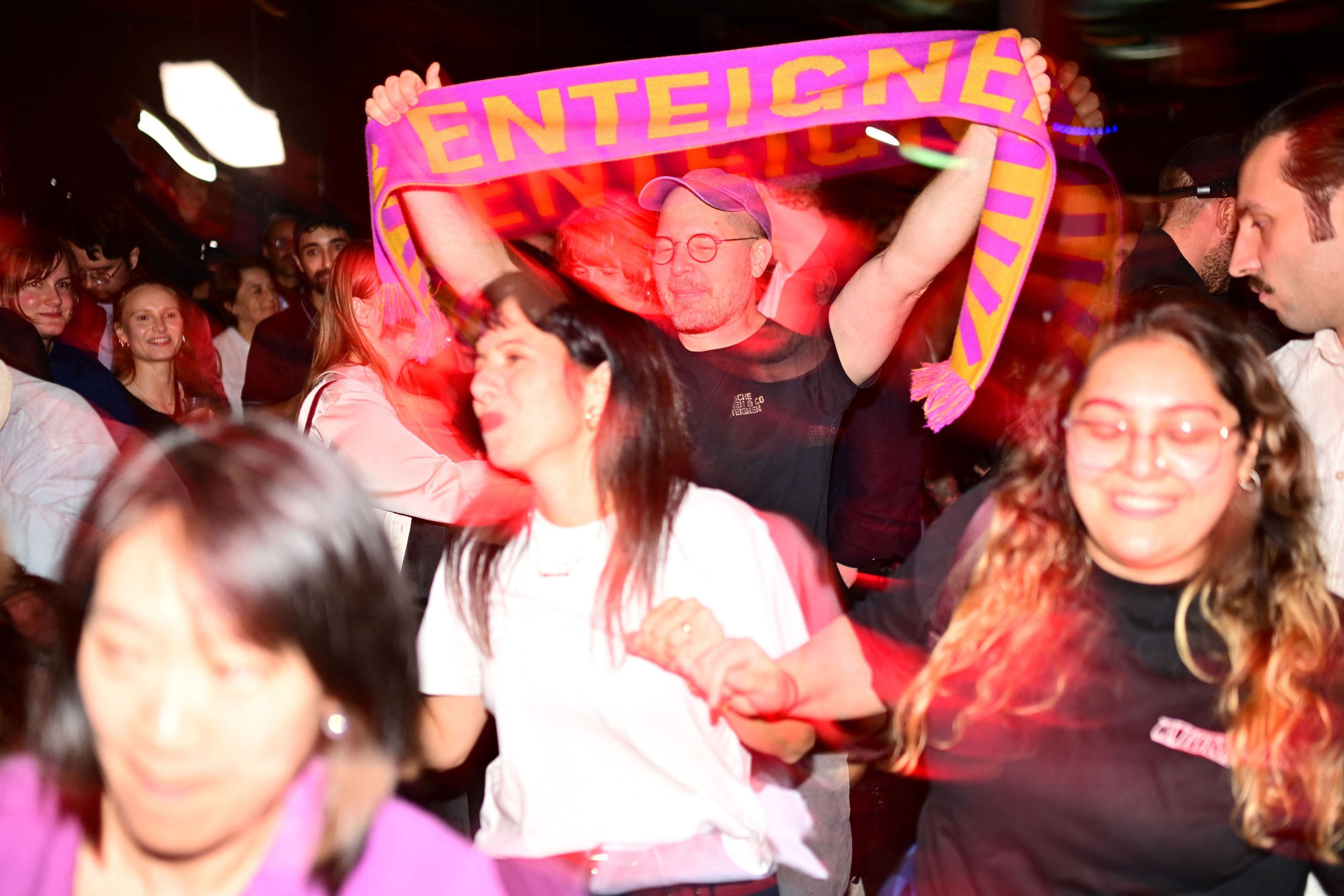Wahlparty der Berliner Linken im Festsaal Kreuzberg mit Spitzenkandidatin Elif Eralp (M.) am Sonntagabend (20. September)