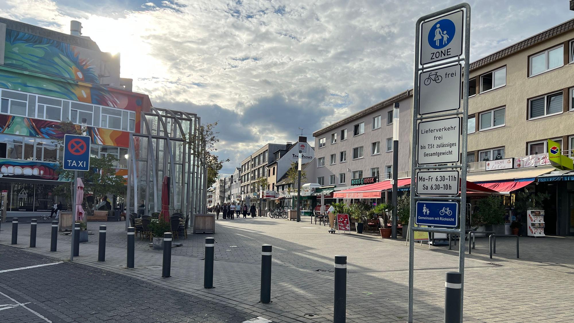In Troisdorf ist die Fußgängerzone auf der Kölner Straße für den Radverkehr 24/7 freigegeben. Das soll sich auch mit der Gleichstellung von E-Tretrollern ab März erst einmal nicht ändern.