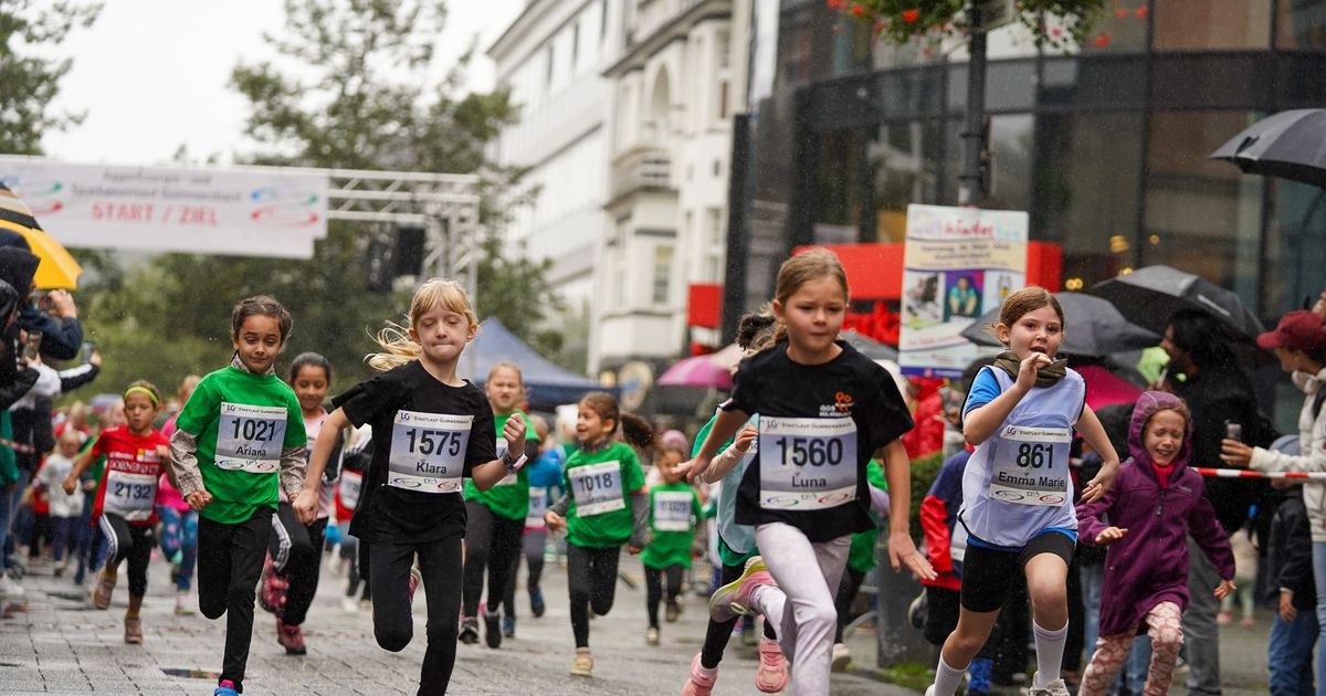 Stadtlauf Gummersbach: Nicht nur der Nachwuchs hatte Spaß im Regen