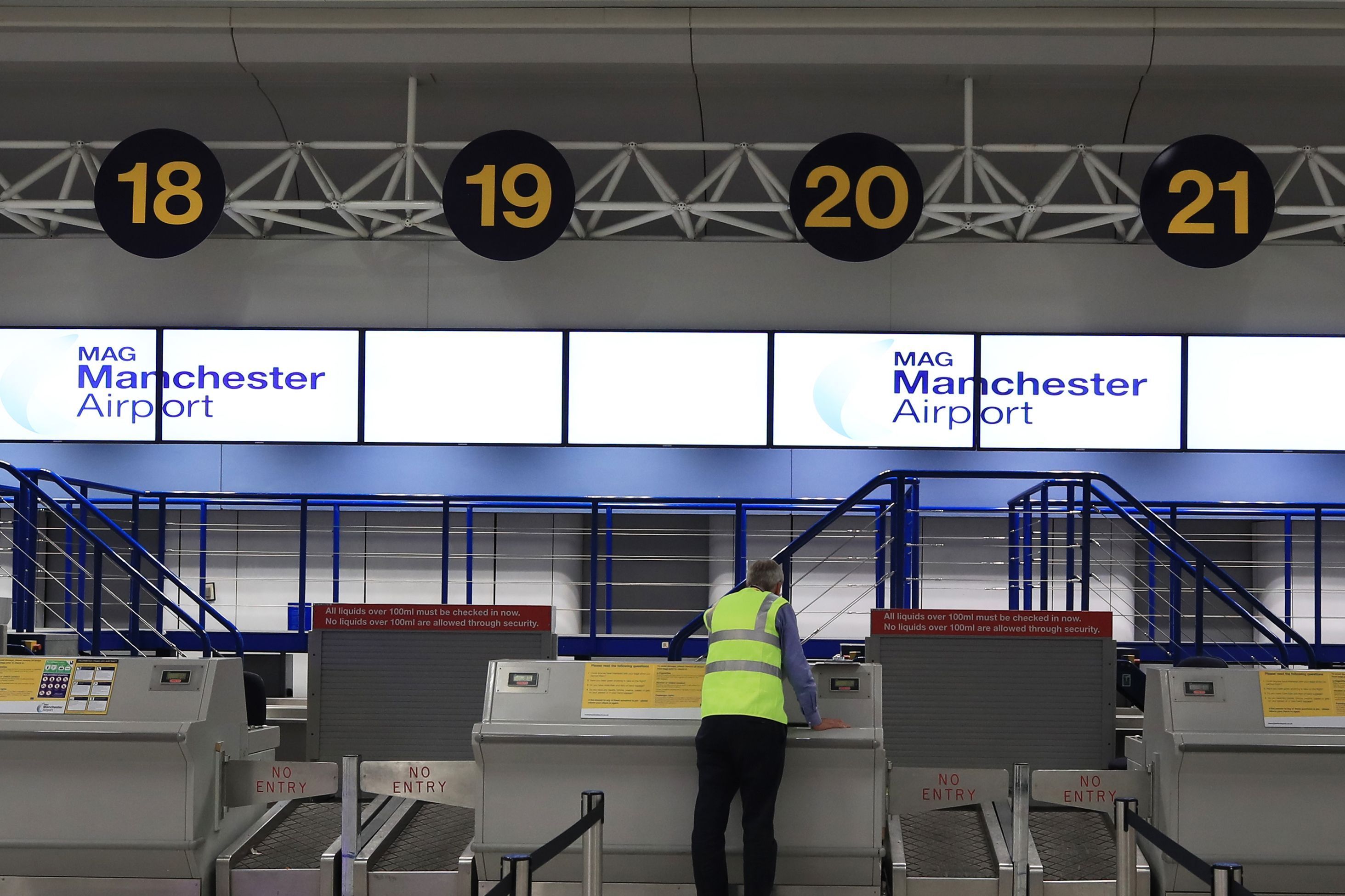 Blick auf Check-In-Schalter am Flughafen Manchester.