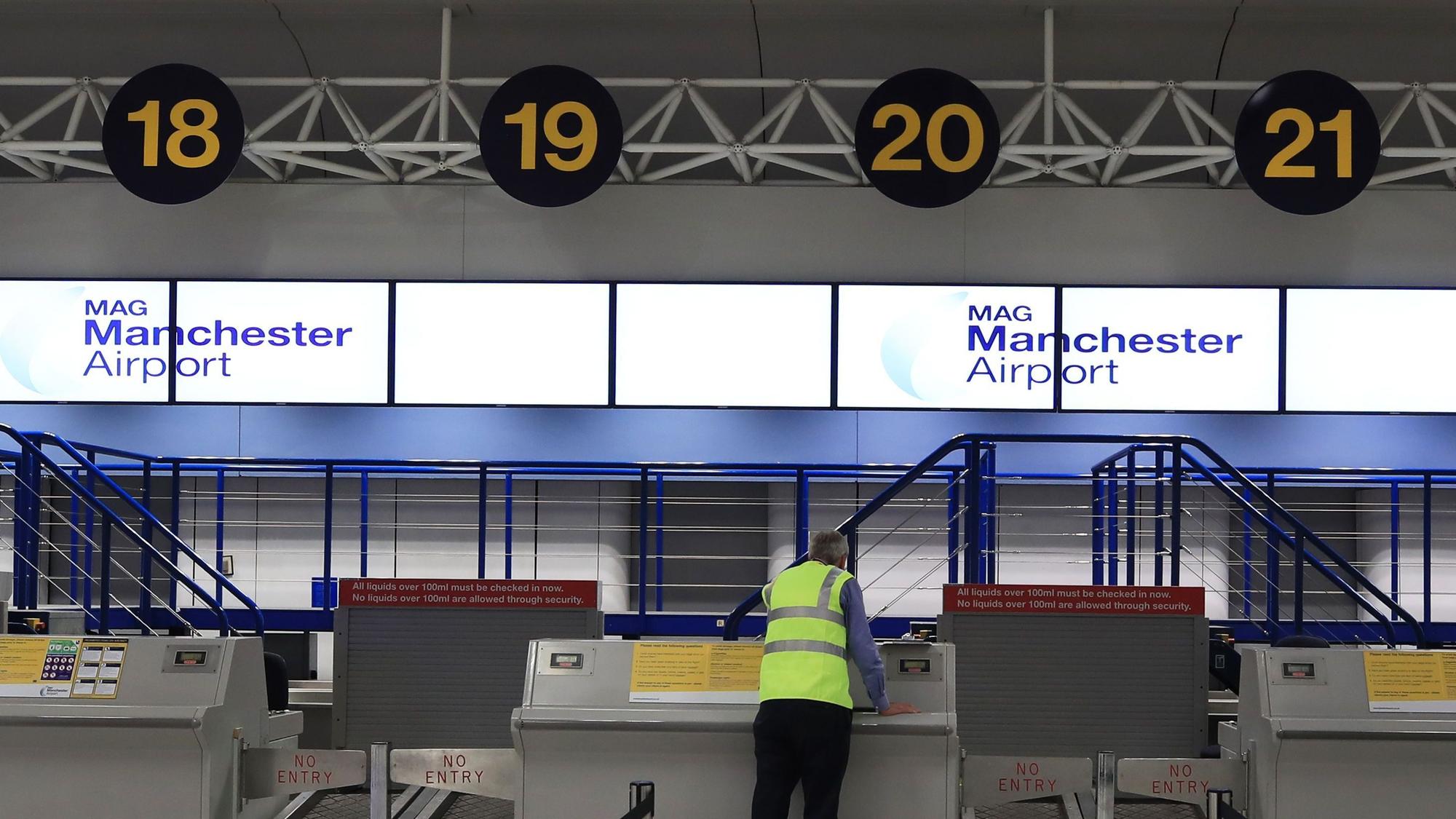 Blick auf Check-In-Schalter am Flughafen Manchester.