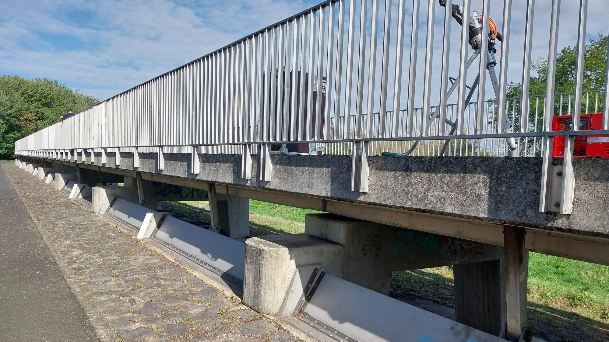 Bei einem Hochwasserpegel von 10,90 Metern werden diese Klappen abgesenkt und der Polder geflutet.