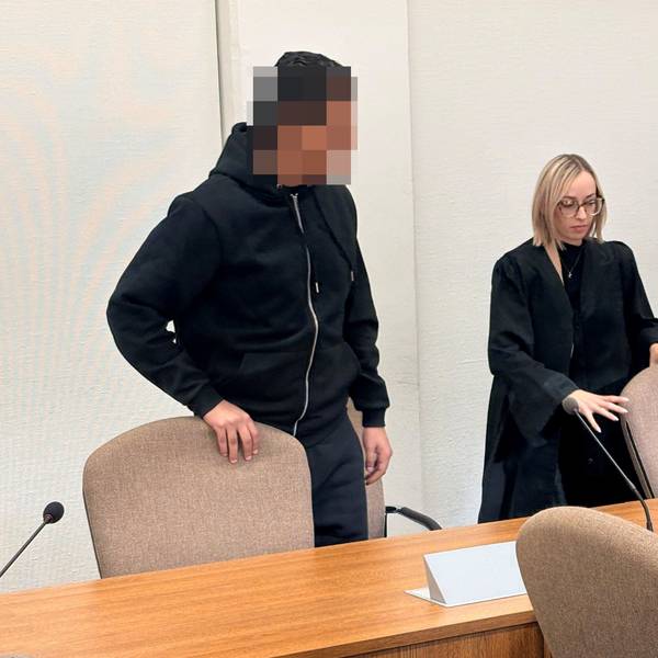 Der Beschuldigte mit Verteidigerin Anne Kieven beim Prozessauftakt im Landgericht Köln
