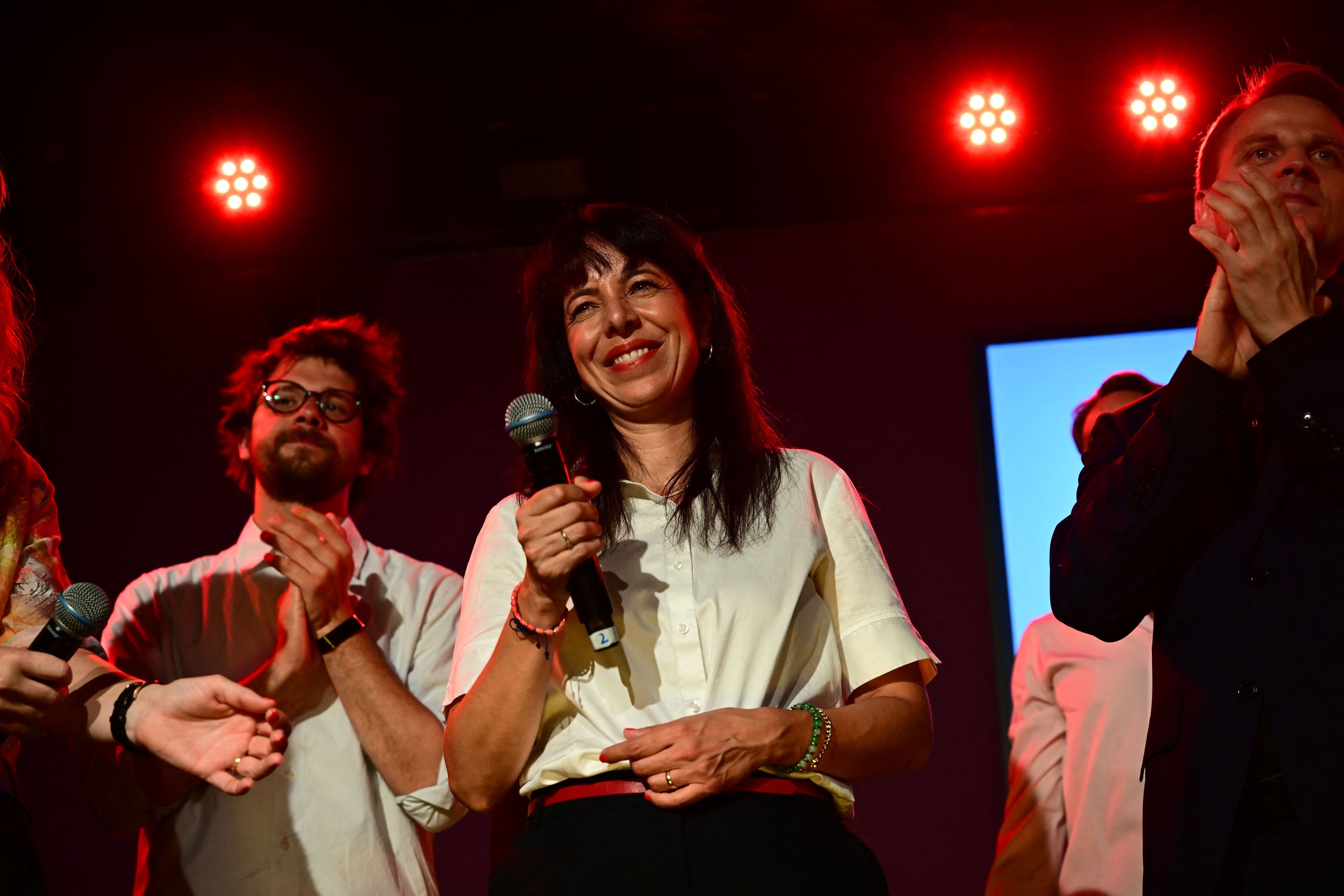 Elif Eralp (Die Linke), Spitzenkandidatin und stellvertretende Vorsitzende der Linksfraktion, spricht auf einer Wahlparty der Berliner Linken im Festsaal Kreuzberg zu Anhängern und Parteimitgliedern.