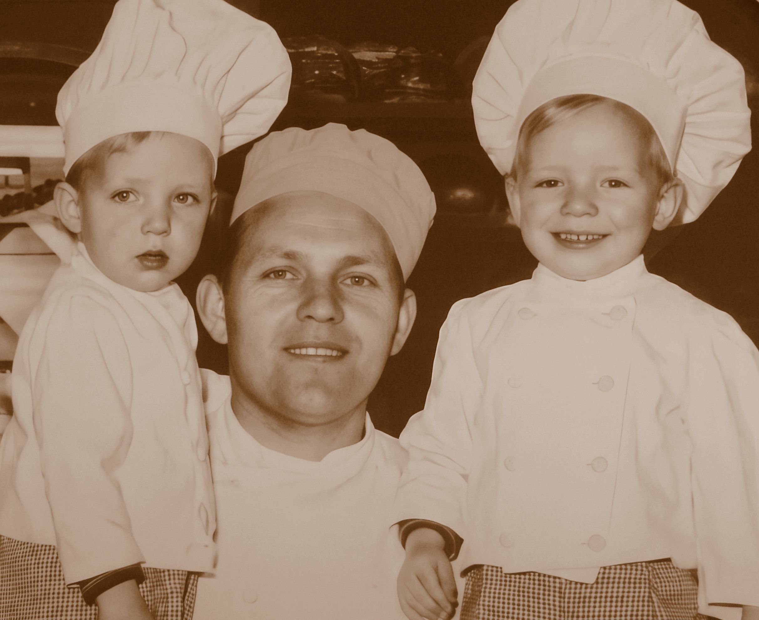 Bäckereigründer Gerhard Voosen in den 1960er Jahren mit den Söhnen Gerd und Peter.