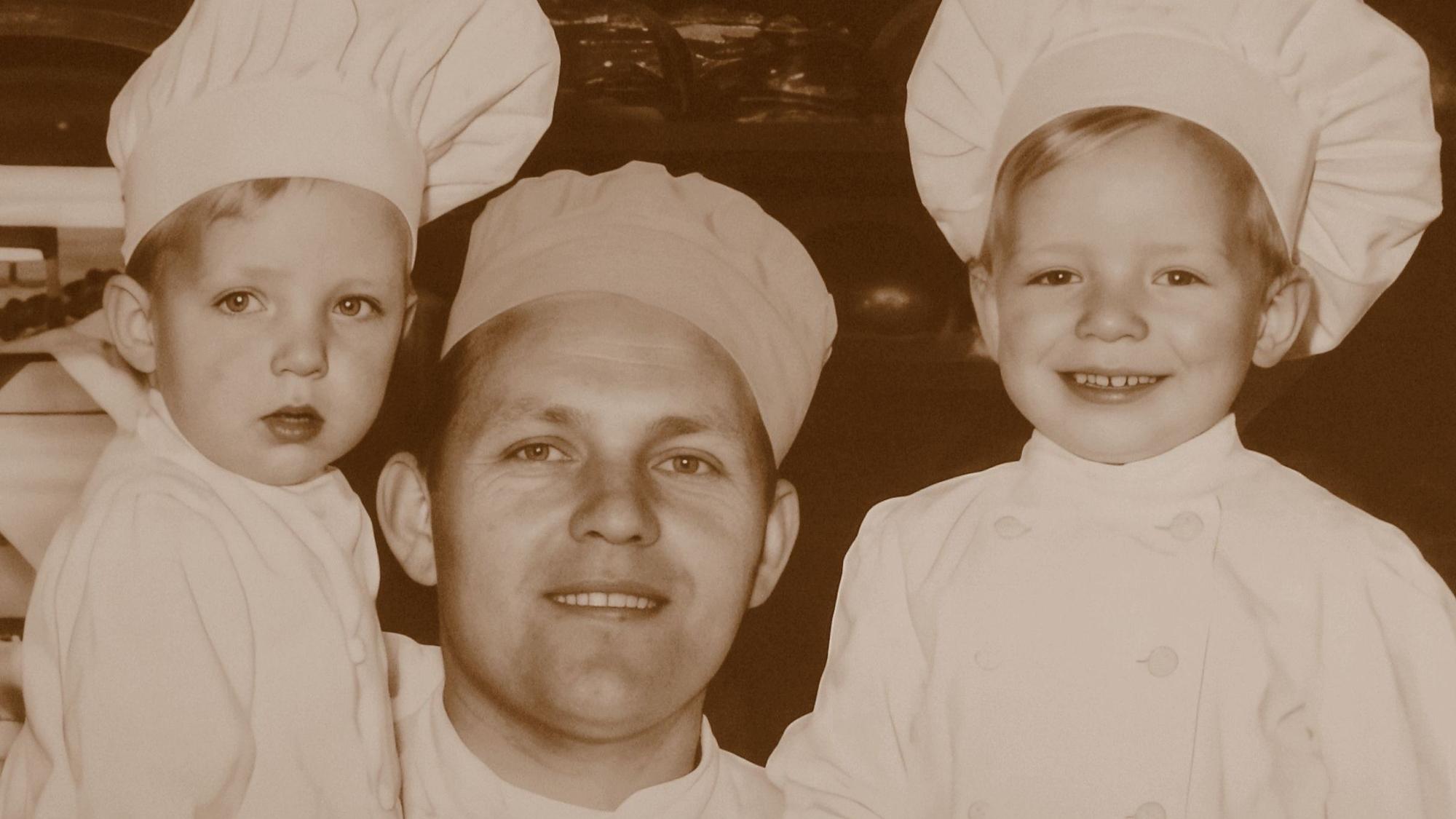 Bäckereigründer Gerhard Voosen in den 1960er Jahren mit den Söhnen Gerd und Peter.