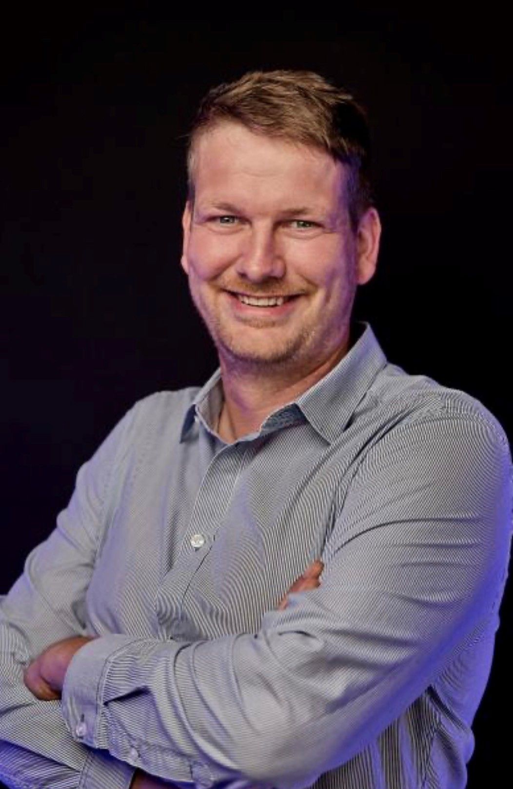 Auf dem Bild ist das Portrait eines Mannes zu sehen.