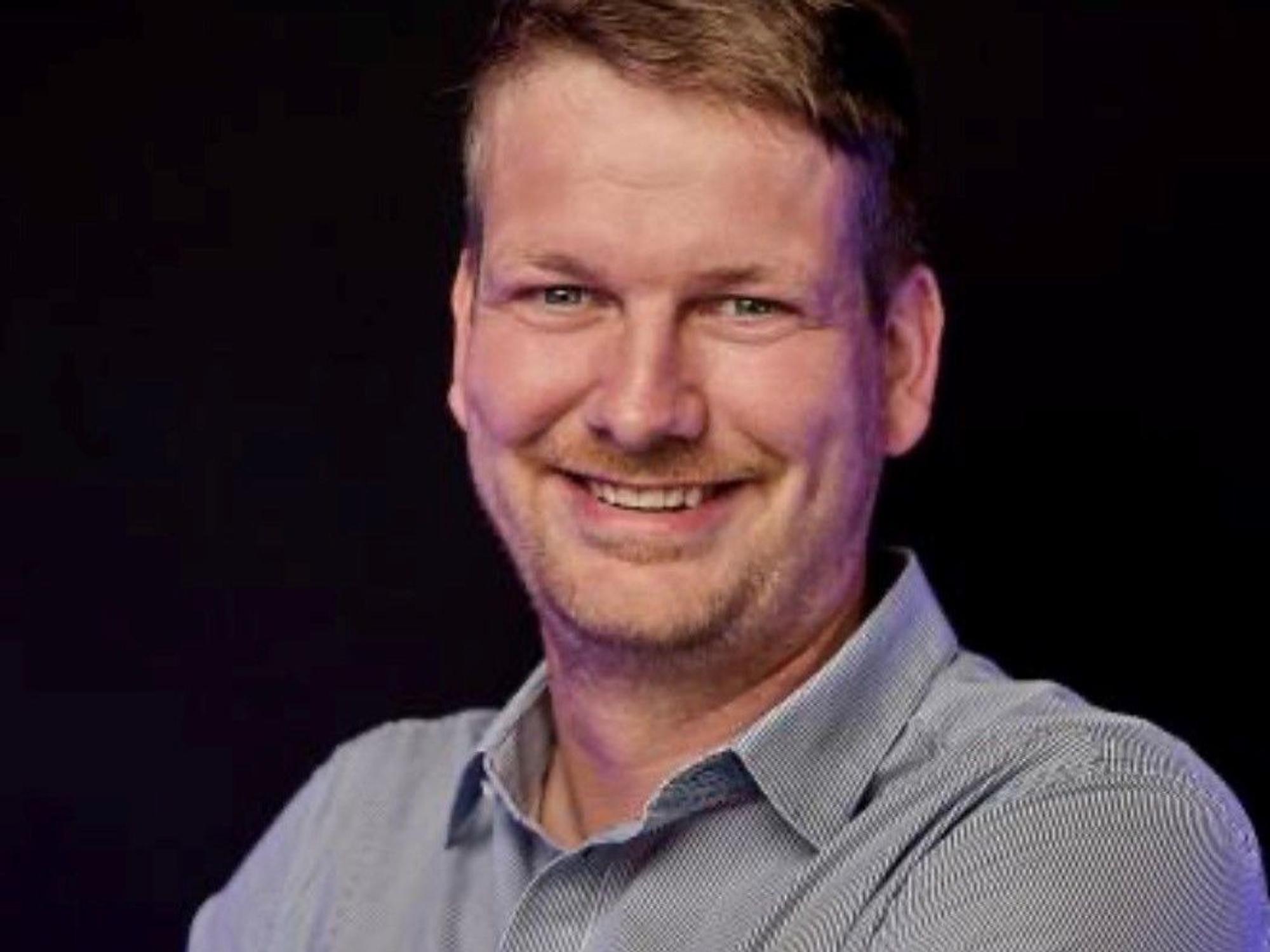 Auf dem Bild ist das Portrait eines Mannes zu sehen.