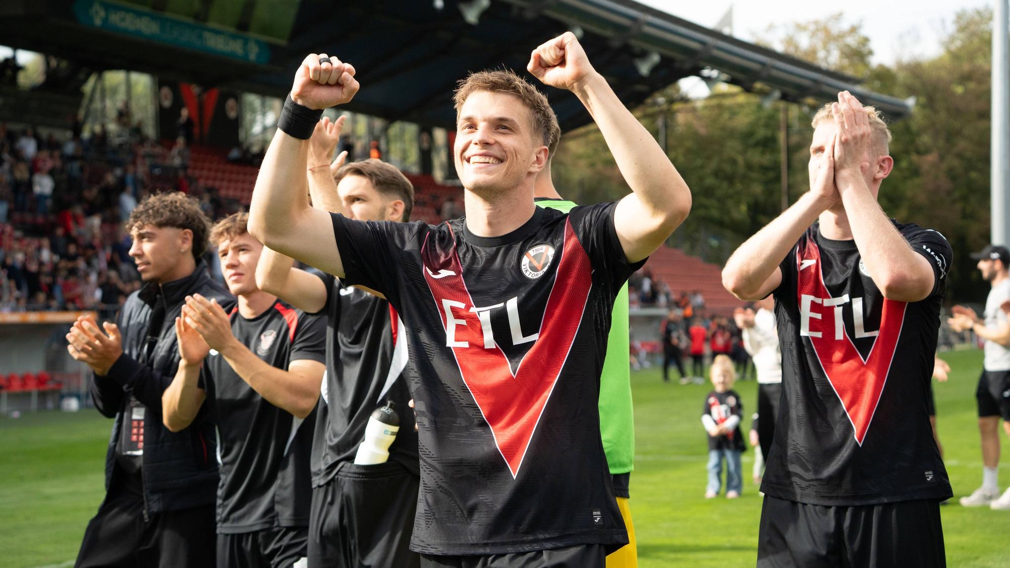 Deutschland: Fussball, 3. Liga, 2026/27, 7. Spieltag, 19.09.2026: FC Viktoria Köln vs. FC Ingolstadt 04: Sportpark Höhenberg Köln: David Otto FC Viktoria Köln, 10 freut sich sehr über den Sieg Köln Deutschland *** German Soccer, 3rd Division, 202627, Matchday 7, September 19, 2026 FC Viktoria Köln vs. FC Ingolstadt 04 Sportpark Höhenberg, Cologne David Otto FC Viktoria Köln, 10, is very happy about the victory Cologne, Germany Copyright: xMijoxLubecx