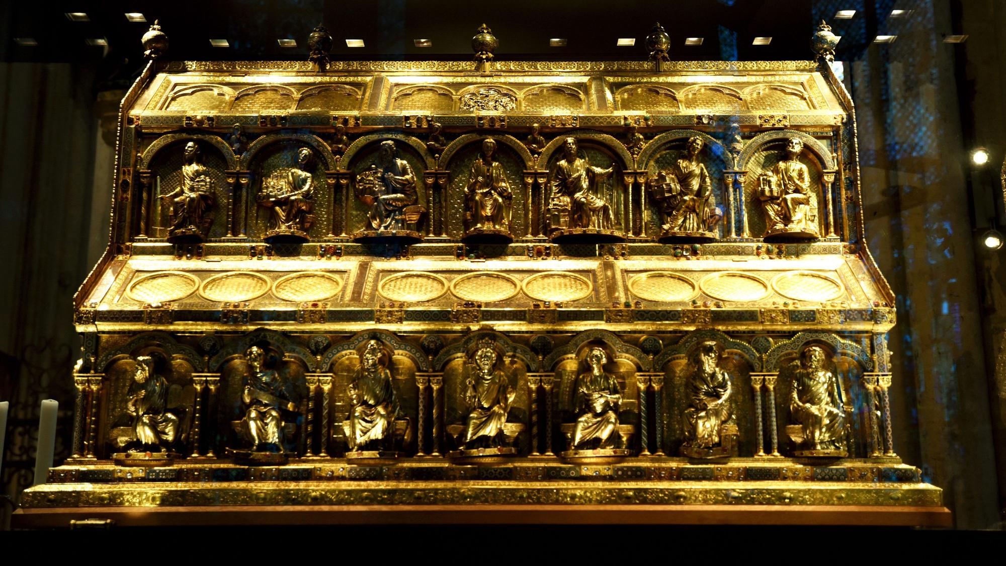 Seitenansicht des Dreikönigsschreins im Kölner Dom