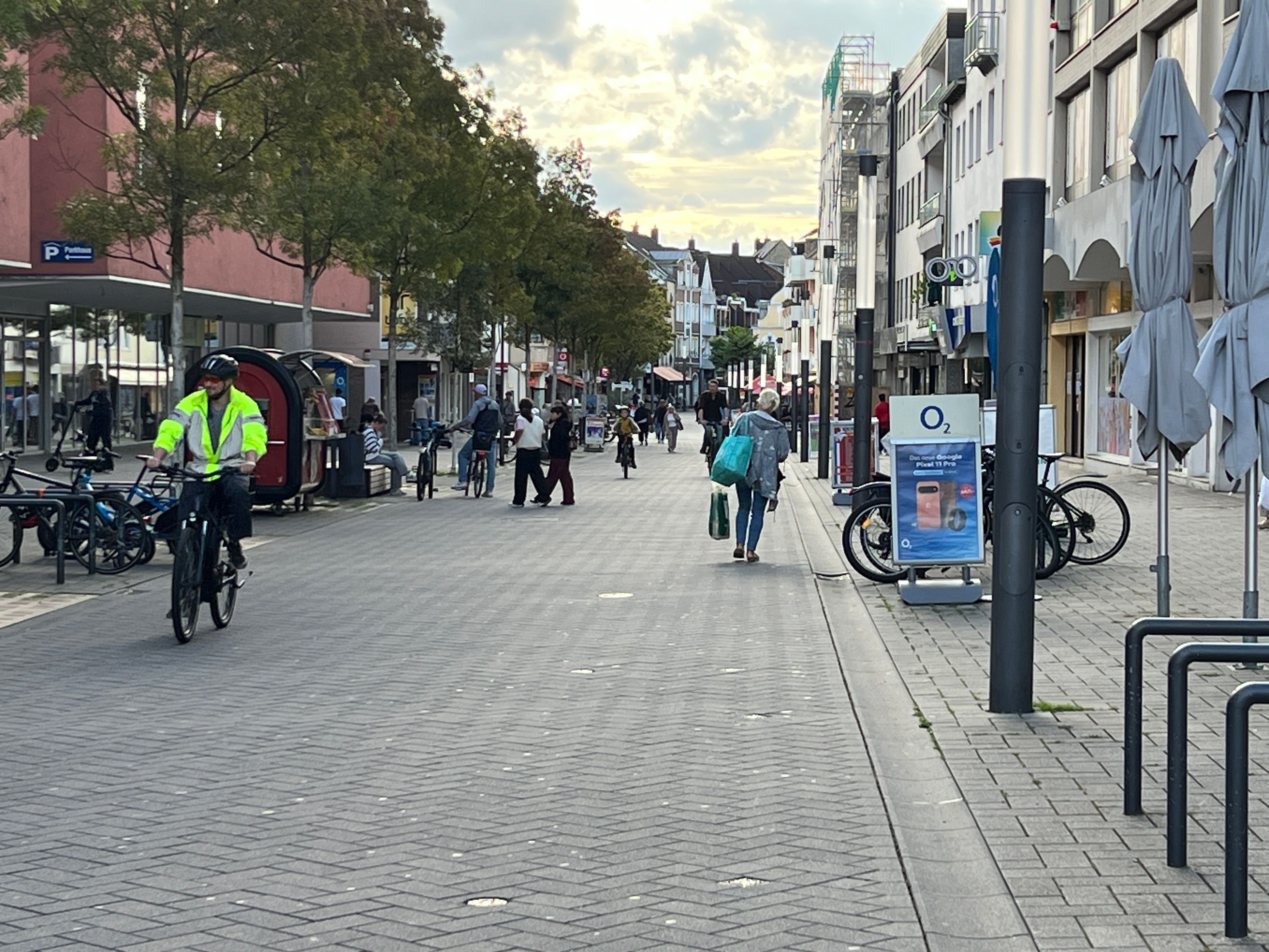 In Troisdorf ist die Fußgängerzone auf der Kölner Straße für den Radverkehr  freigegeben.