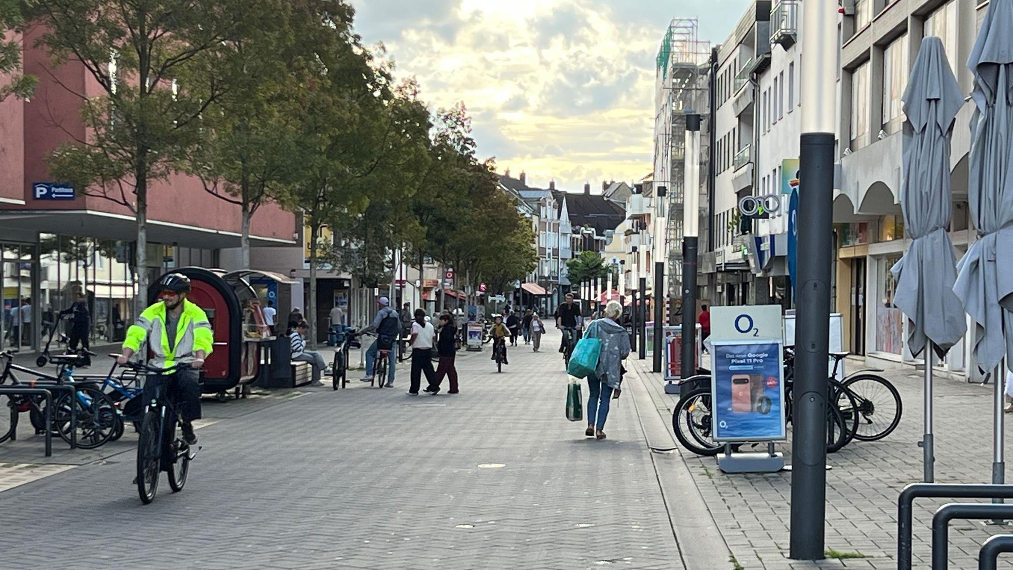 In Troisdorf ist die Fußgängerzone auf der Kölner Straße für den Radverkehr freigegeben.