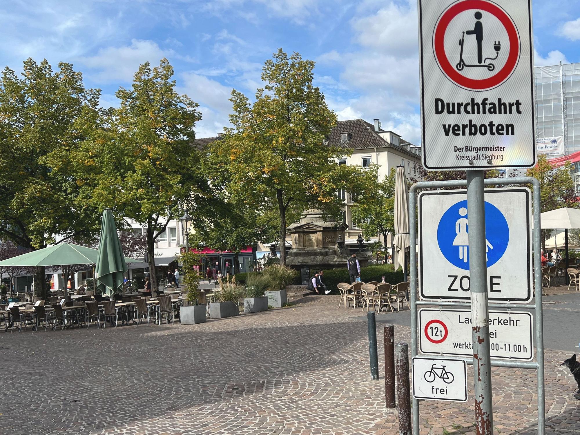 Das Foto zeigt die aktuelle Rechtslage in der Fußgängerzone Siegburg. Räder dürfen rein, E-Tretroller nicht. Während Siegburg beschlossen hat, mit Blick auf das künftige Diskriminierungsverbot beide Verkehrsmittel ab März tagsüber (11.00-18.30) auszuschließen, gehen andere Kommunen andere Wege oder haben sich das noch nicht überlegt.