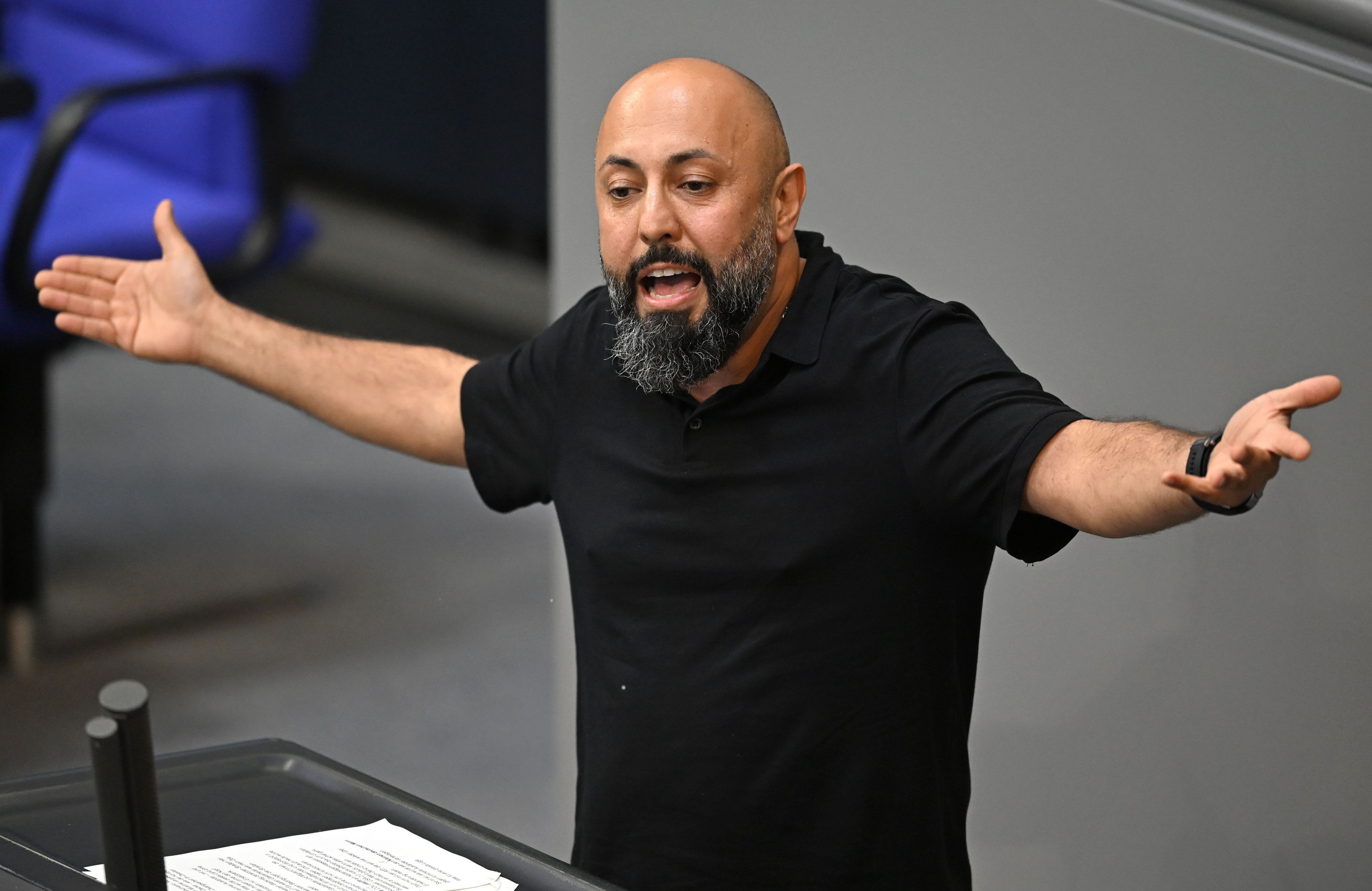 Ferat Kocak (Die Linke) spricht im Plenarsaal im Bundestag. (Archivbild)