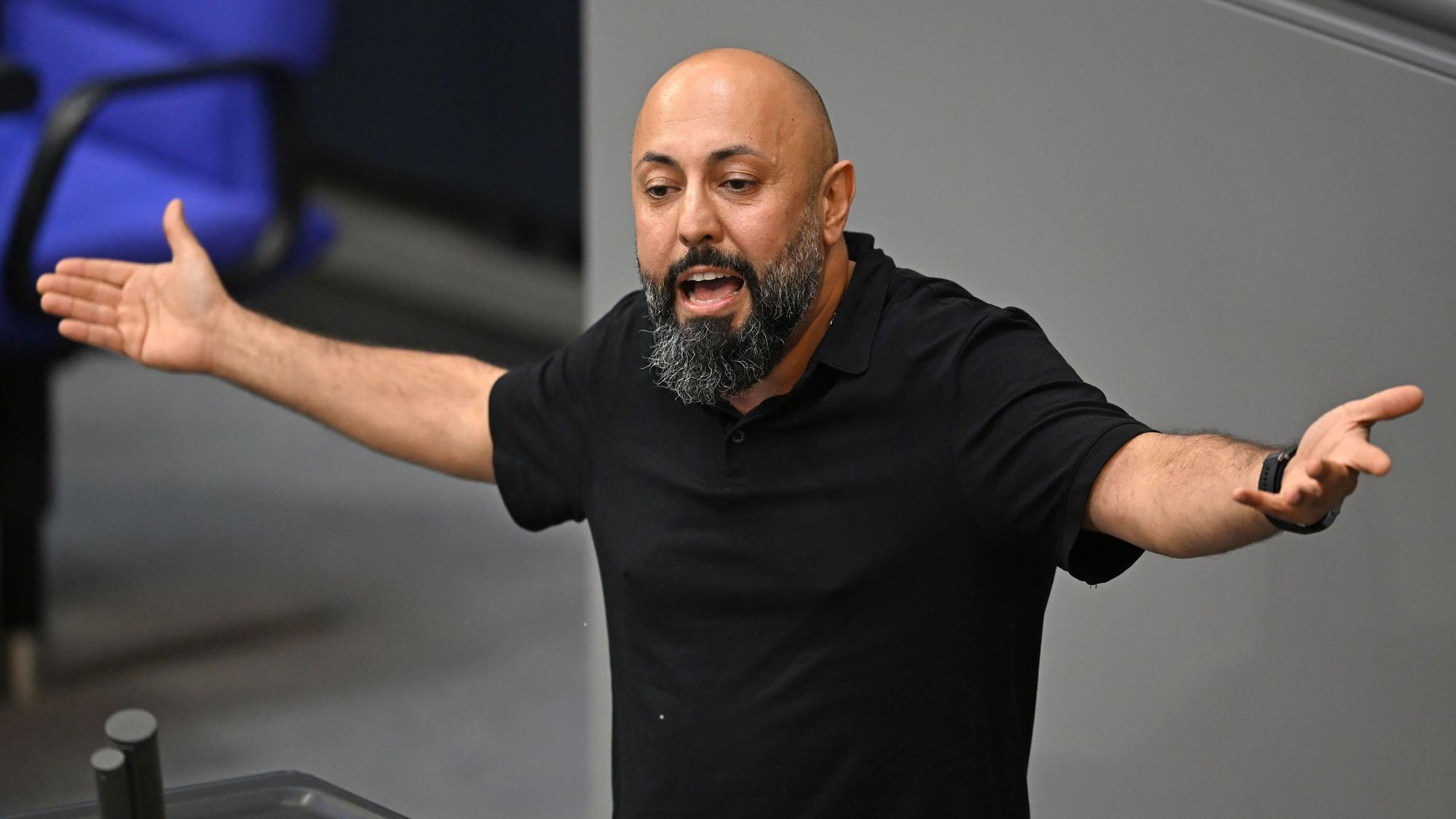 Ferat Kocak (Die Linke) spricht im Plenarsaal im Bundestag. (Archivbild)