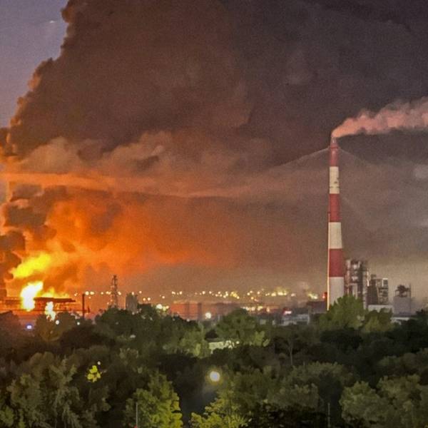 Ein vom ukrainischen Verteidigungsministerium veröffentlichtes Foto soll einen Brand auf dem Gelände einer Raffinerie im russischen Samara zeigen.