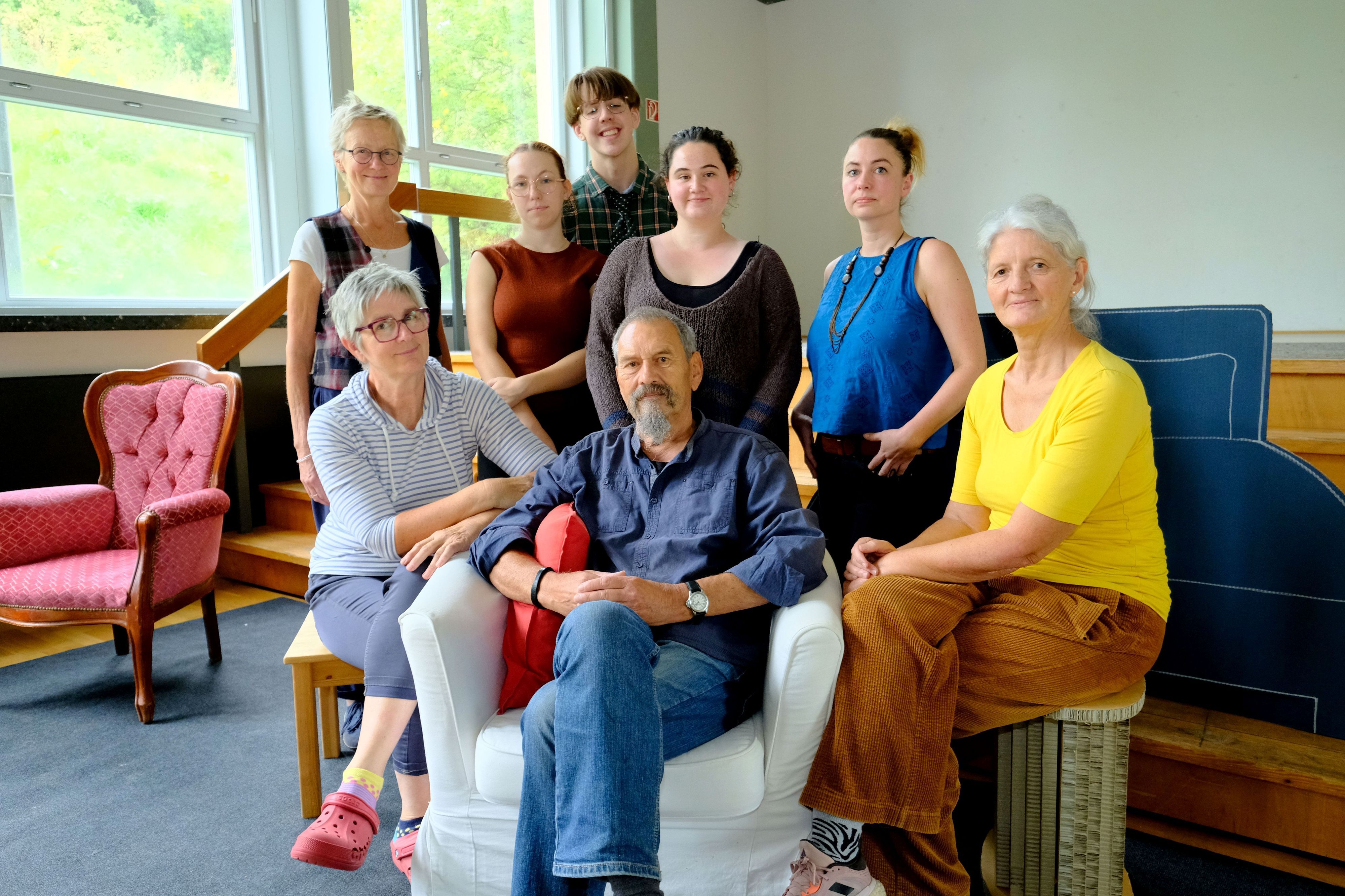 Ein Teil des Ensembles der Theaterschule Nettersheim mit Regisseurin Heidrun Grote hinten, links) bei den Proben zum Stück Das Fest.
