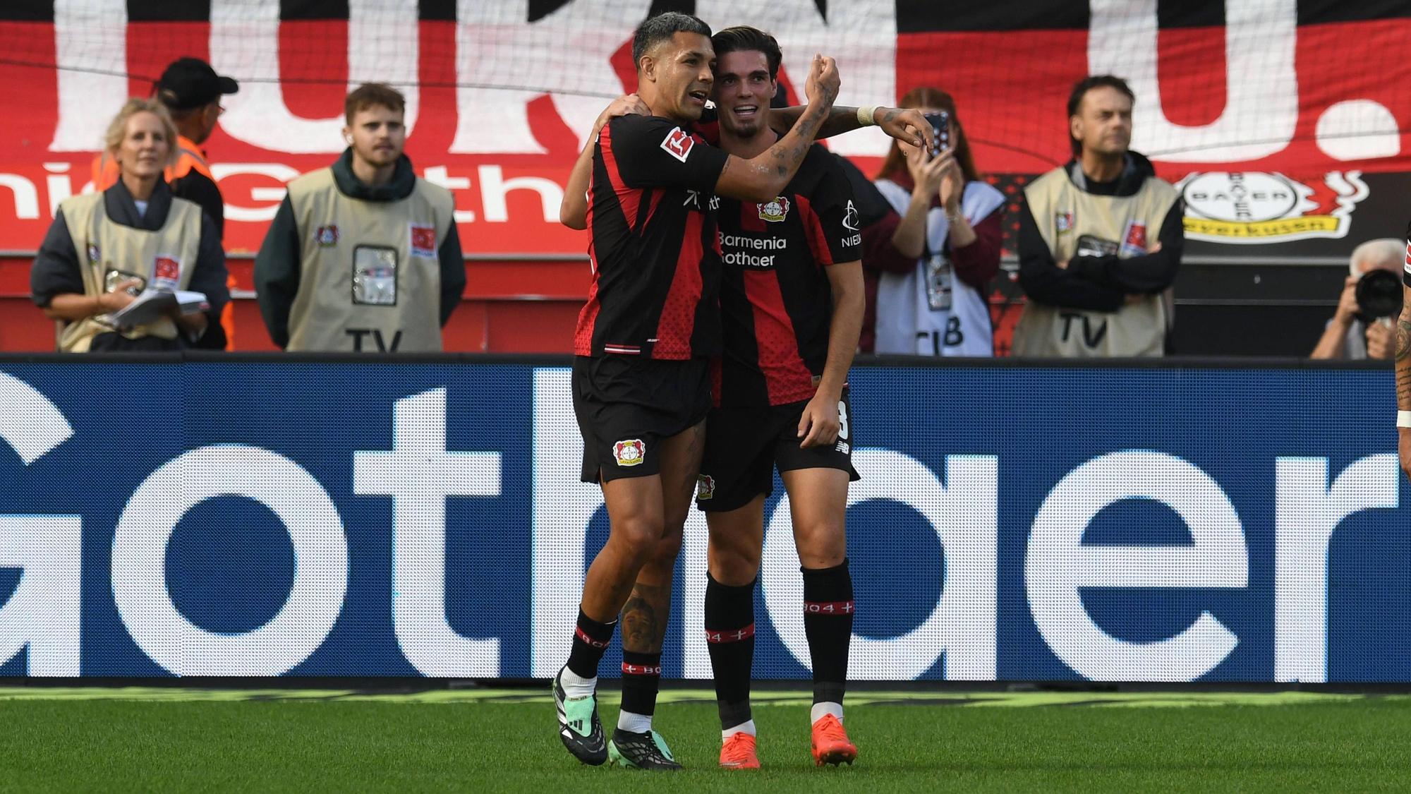 Facundo Medina (l.) jubelt zusammen mit Miguel Gutiérrez über den zweiten Treffer gegen Leipzig.