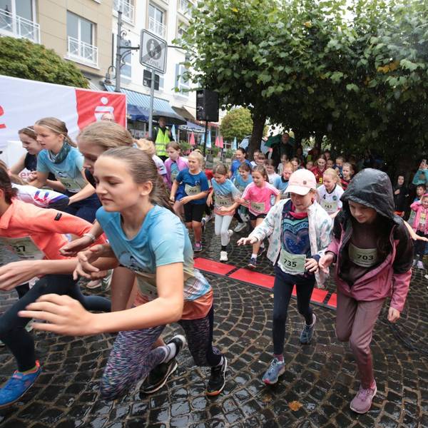 Das Bild zeigt Konstanze Klosterhalfen und mehrere Kinder an der Startlinie.