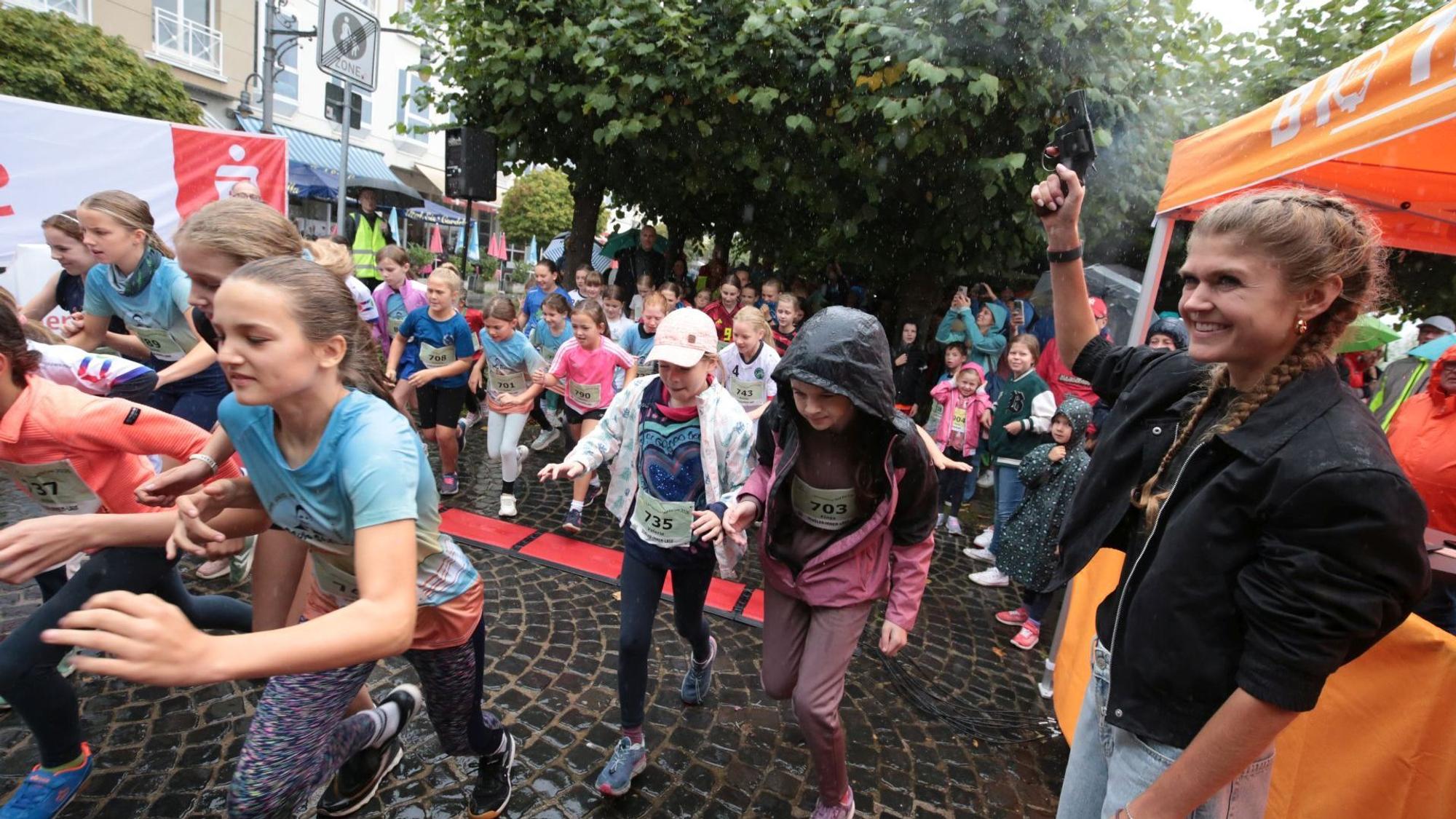 Das Bild zeigt Konstanze Klosterhalfen und mehrere Kinder an der Startlinie.