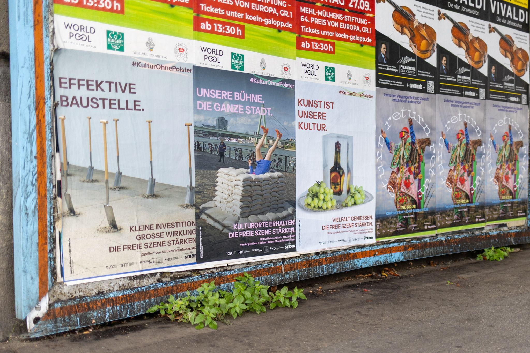 Plakate unter einer Brücke.