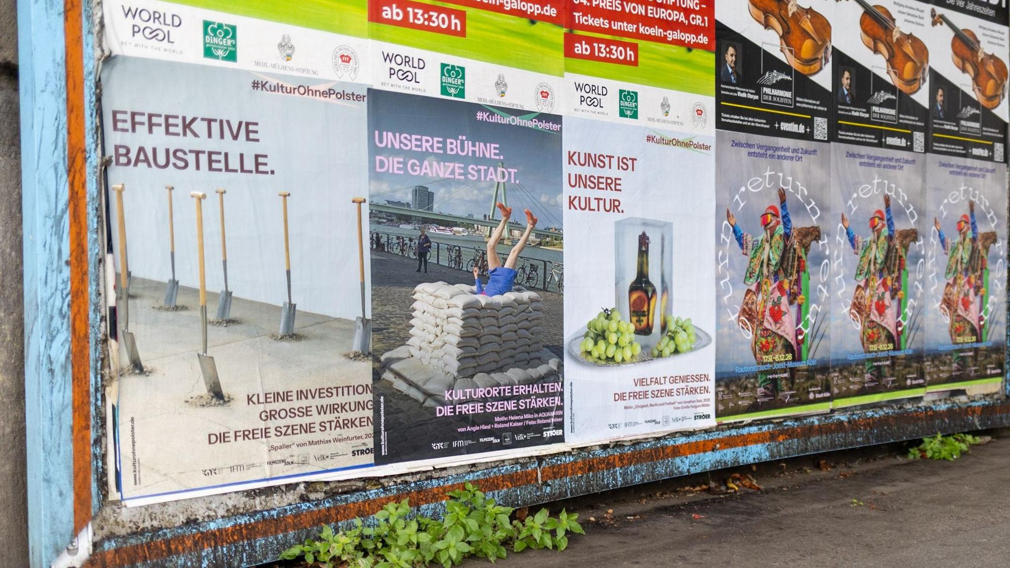 Plakate unter einer Brücke.