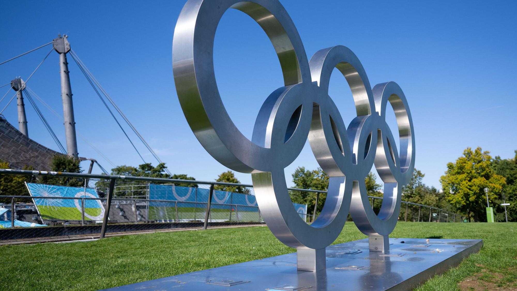 Die olympischen Ringe im Olympiapark. München gilt bei der Auswahl des deutschen Bewerbers als Favorit, aber auch die Region Köln/Ruhr rechnet sich gute Chancen aus.